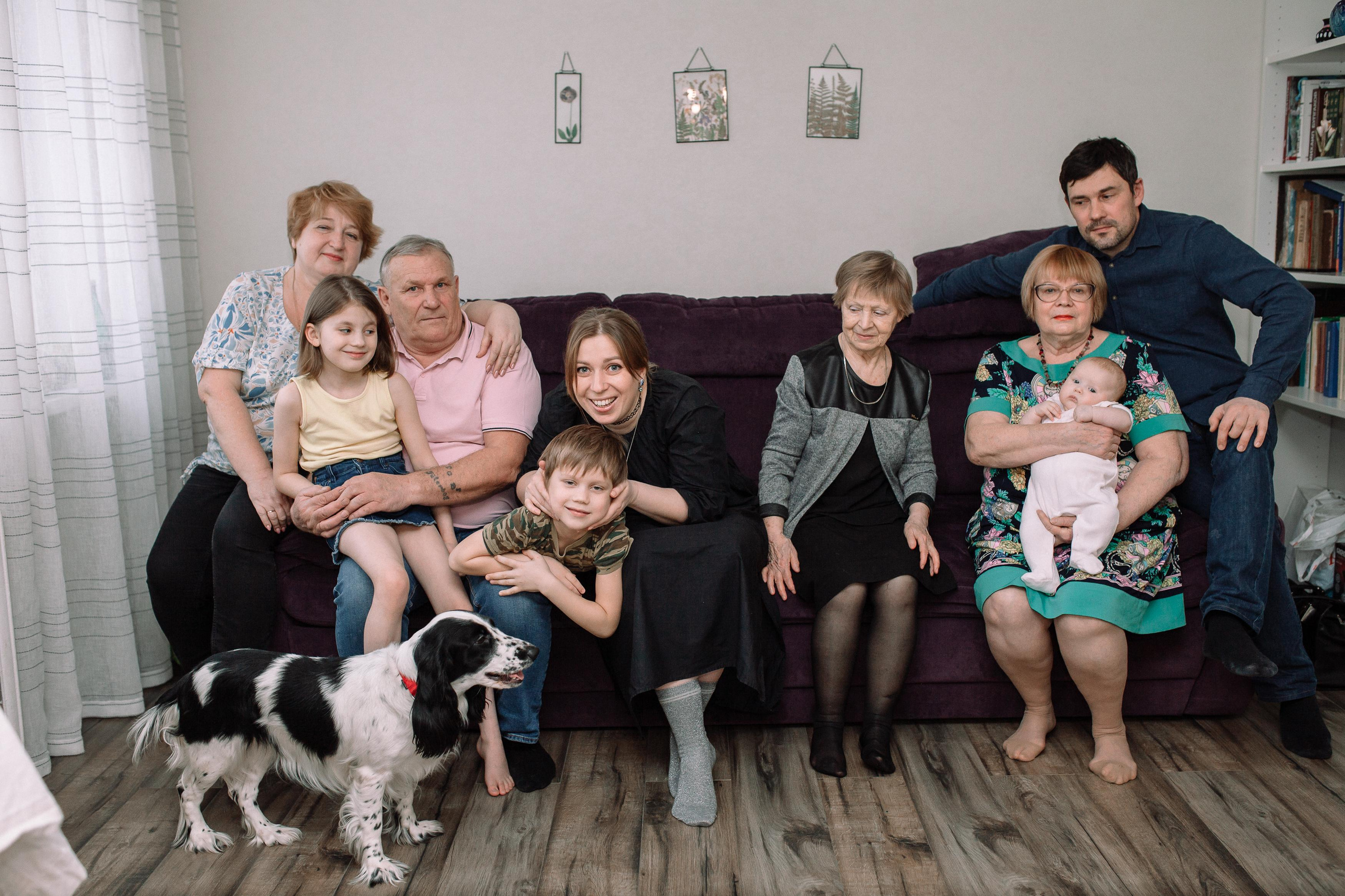 Костя, Ксюша, Глеб, Лиза, маленькая Женя, бабушки и дедушка. Семейный фотограф Трусова Евгения в Екатеринбурге