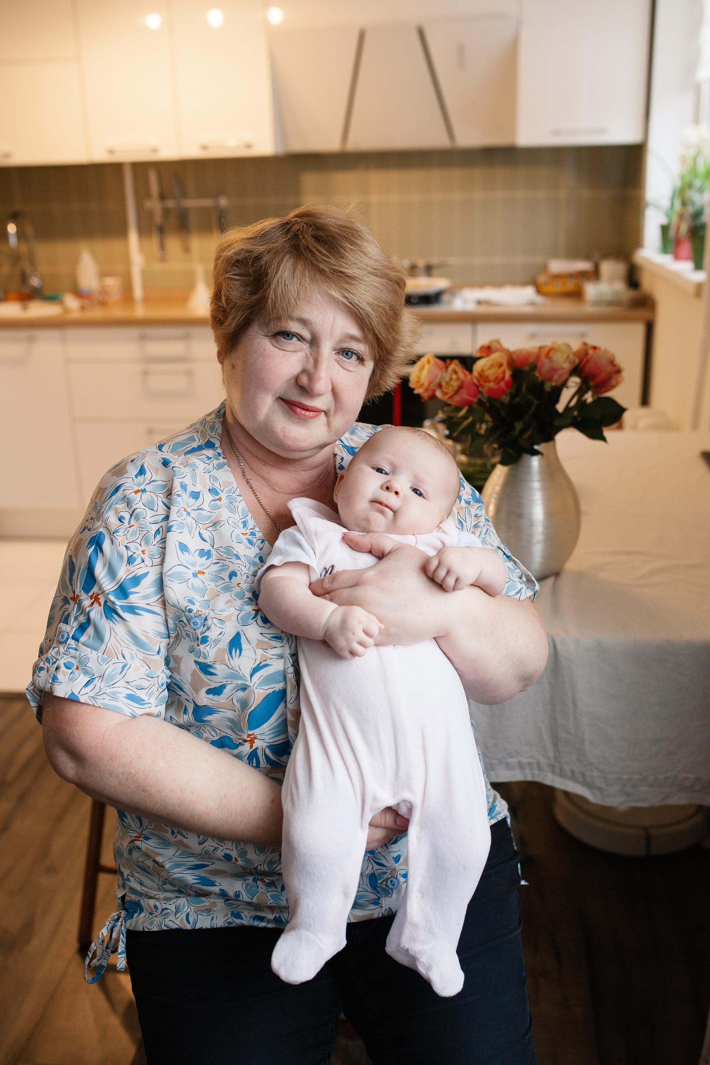 Костя, Ксюша, Глеб, Лиза, маленькая Женя, бабушки и дедушка. Семейный фотограф Трусова Евгения в Екатеринбурге