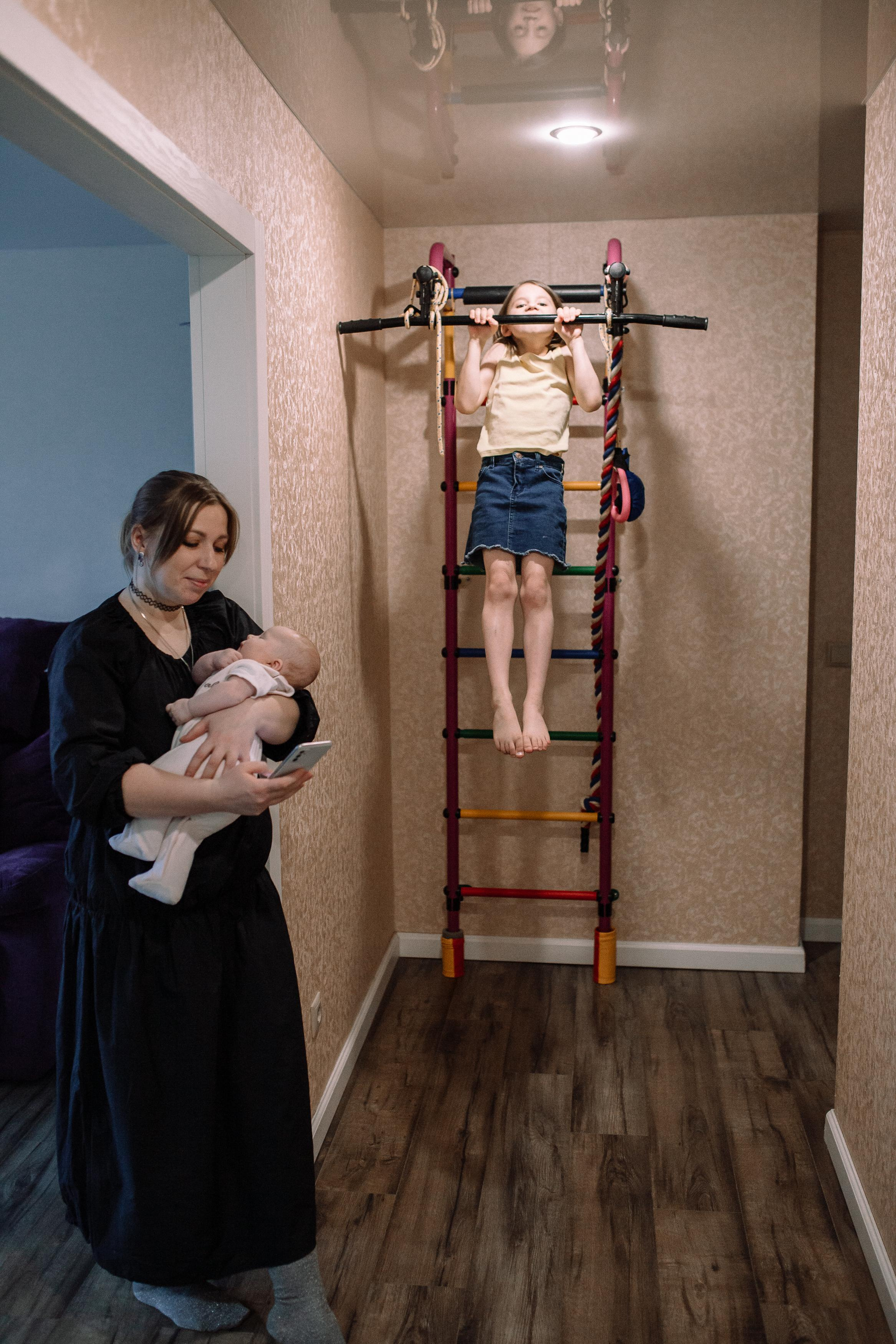 Костя, Ксюша, Глеб, Лиза, маленькая Женя, бабушки и дедушка. Семейный фотограф Трусова Евгения в Екатеринбурге