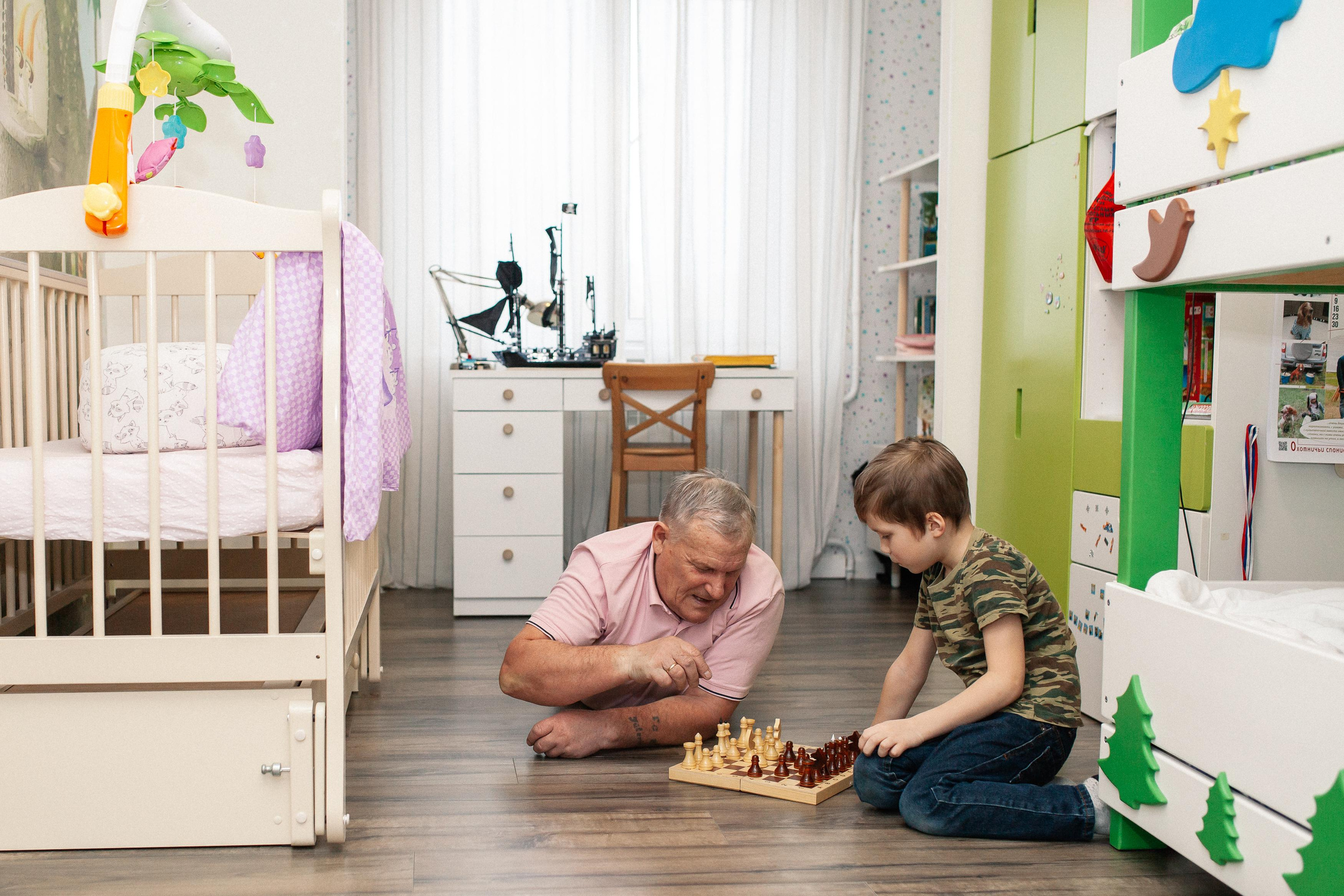 Костя, Ксюша, Глеб, Лиза, маленькая Женя, бабушки и дедушка. Семейный фотограф Трусова Евгения в Екатеринбурге