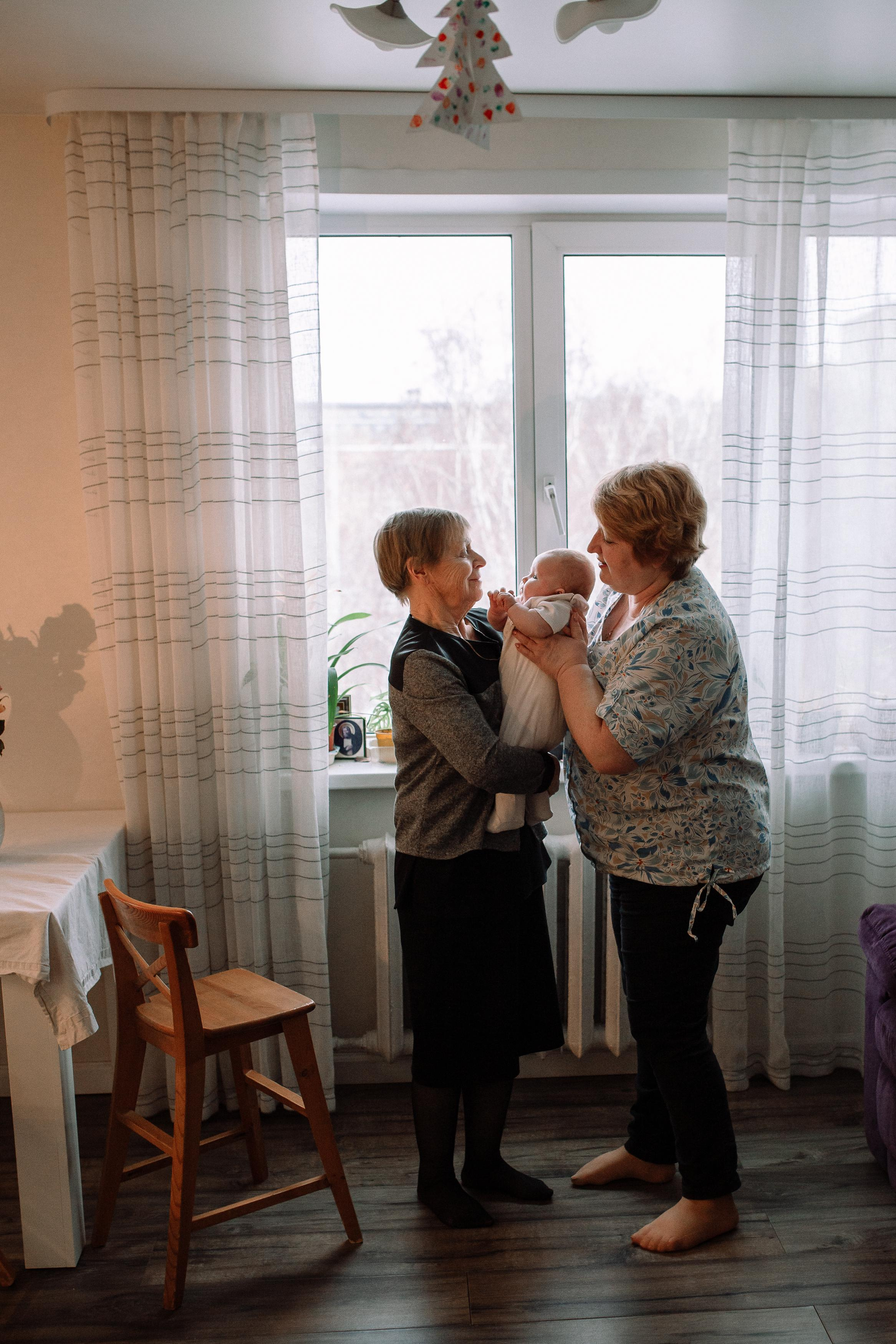 Костя, Ксюша, Глеб, Лиза, маленькая Женя, бабушки и дедушка. Семейный фотограф Трусова Евгения в Екатеринбурге