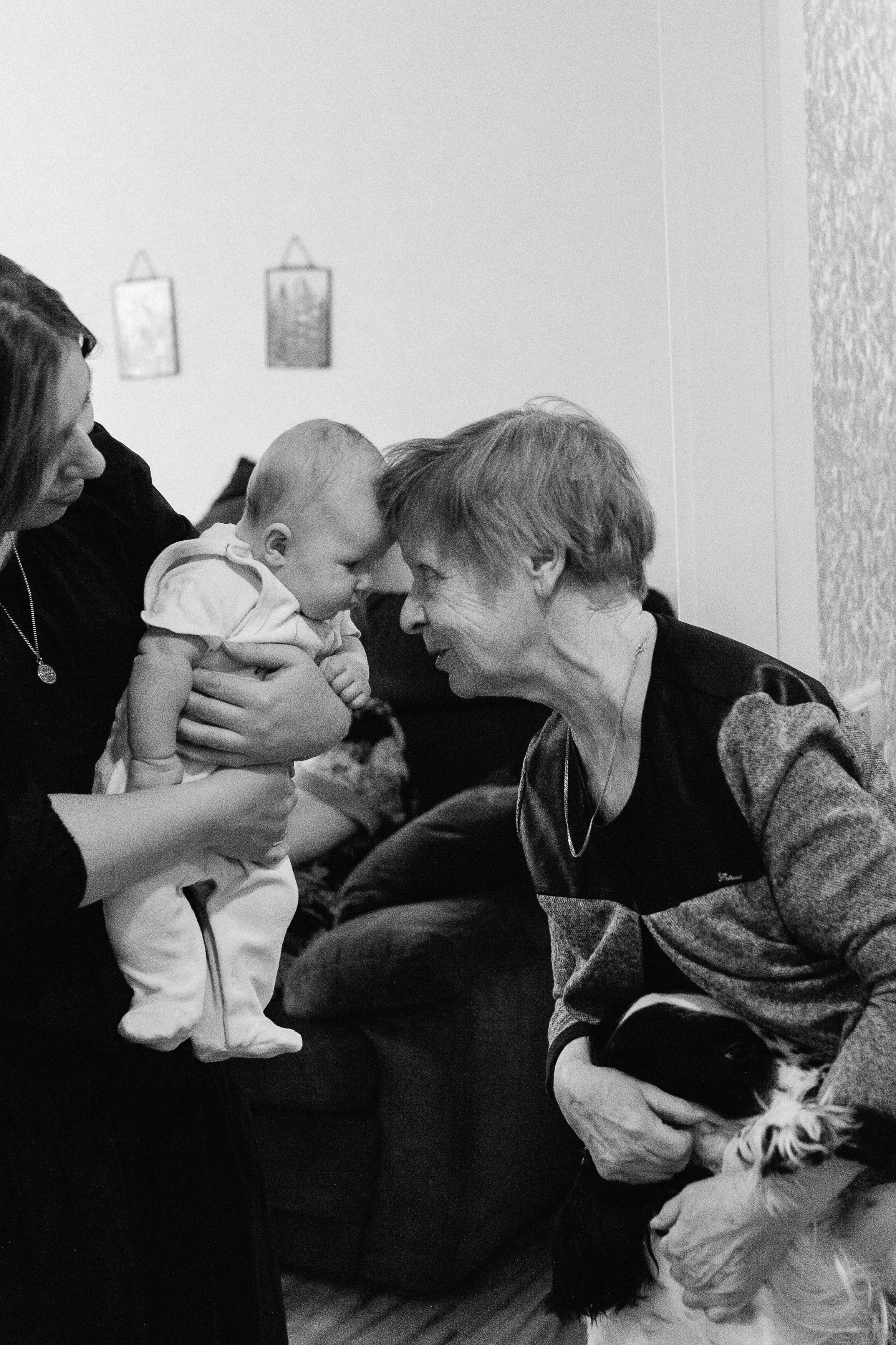 Костя, Ксюша, Глеб, Лиза, маленькая Женя, бабушки и дедушка. Семейный фотограф Трусова Евгения в Екатеринбурге