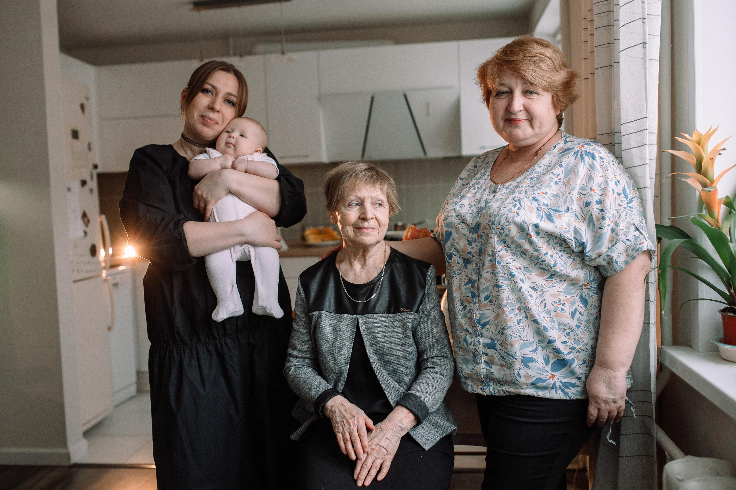 Костя, Ксюша, Глеб, Лиза, маленькая Женя, бабушки и дедушка. Семейный фотограф Трусова Евгения в Екатеринбурге