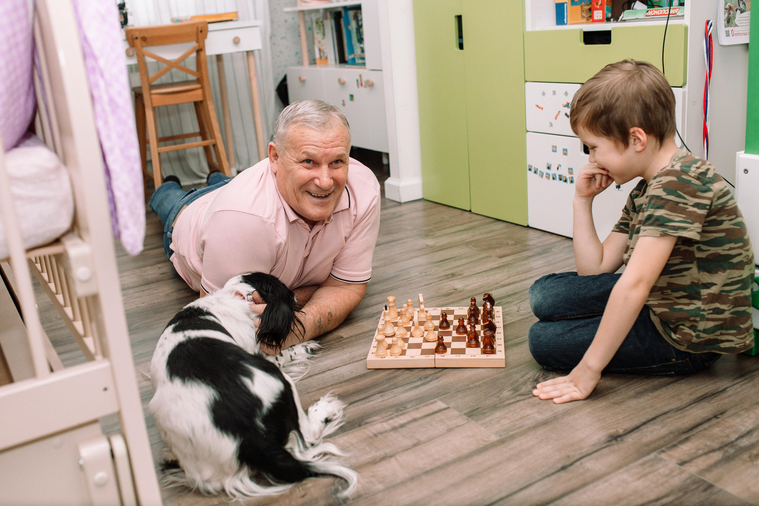 Костя, Ксюша, Глеб, Лиза, маленькая Женя, бабушки и дедушка. Семейный фотограф Трусова Евгения в Екатеринбурге