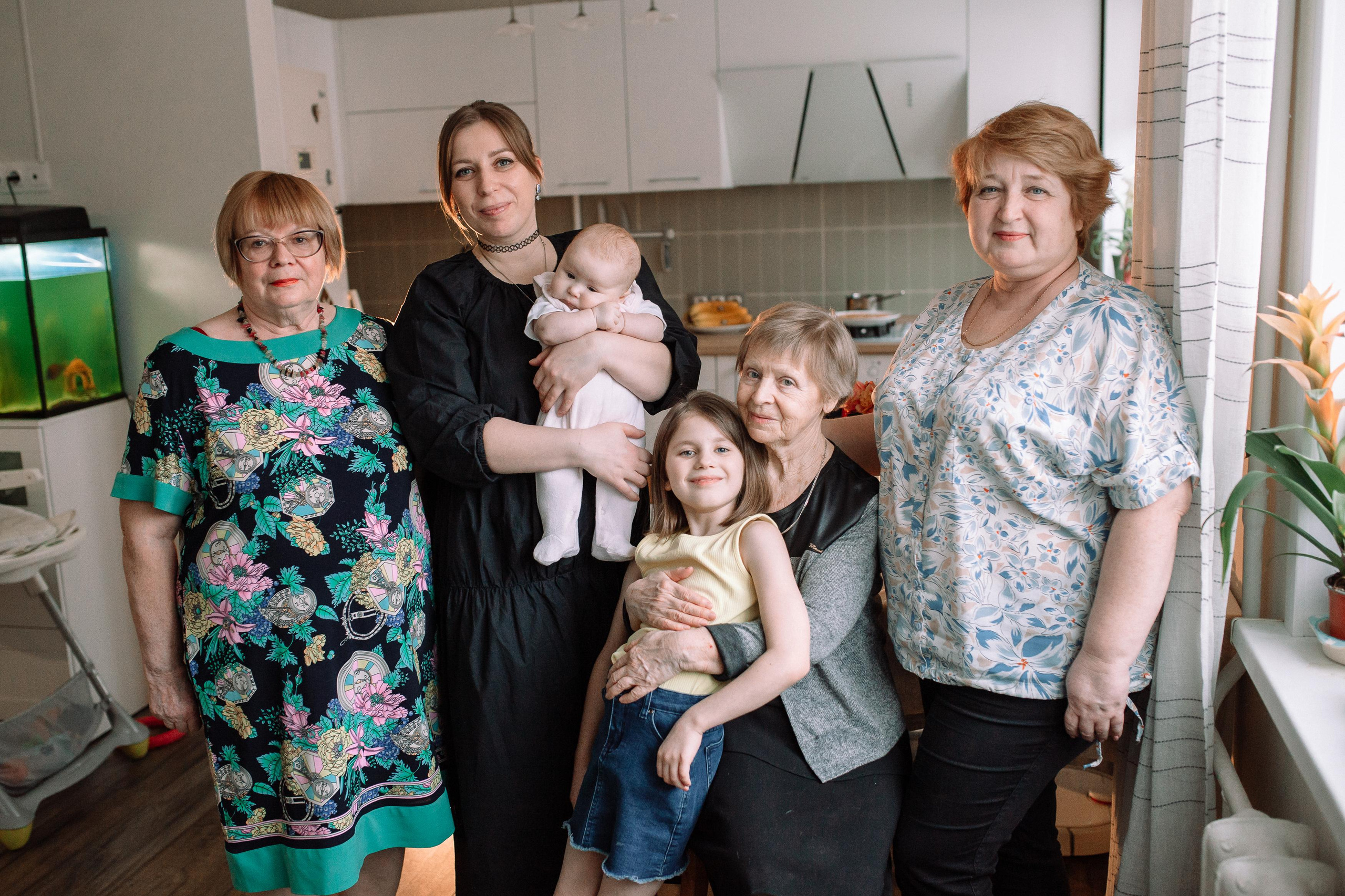 Костя, Ксюша, Глеб, Лиза, маленькая Женя, бабушки и дедушка. Семейный фотограф Трусова Евгения в Екатеринбурге