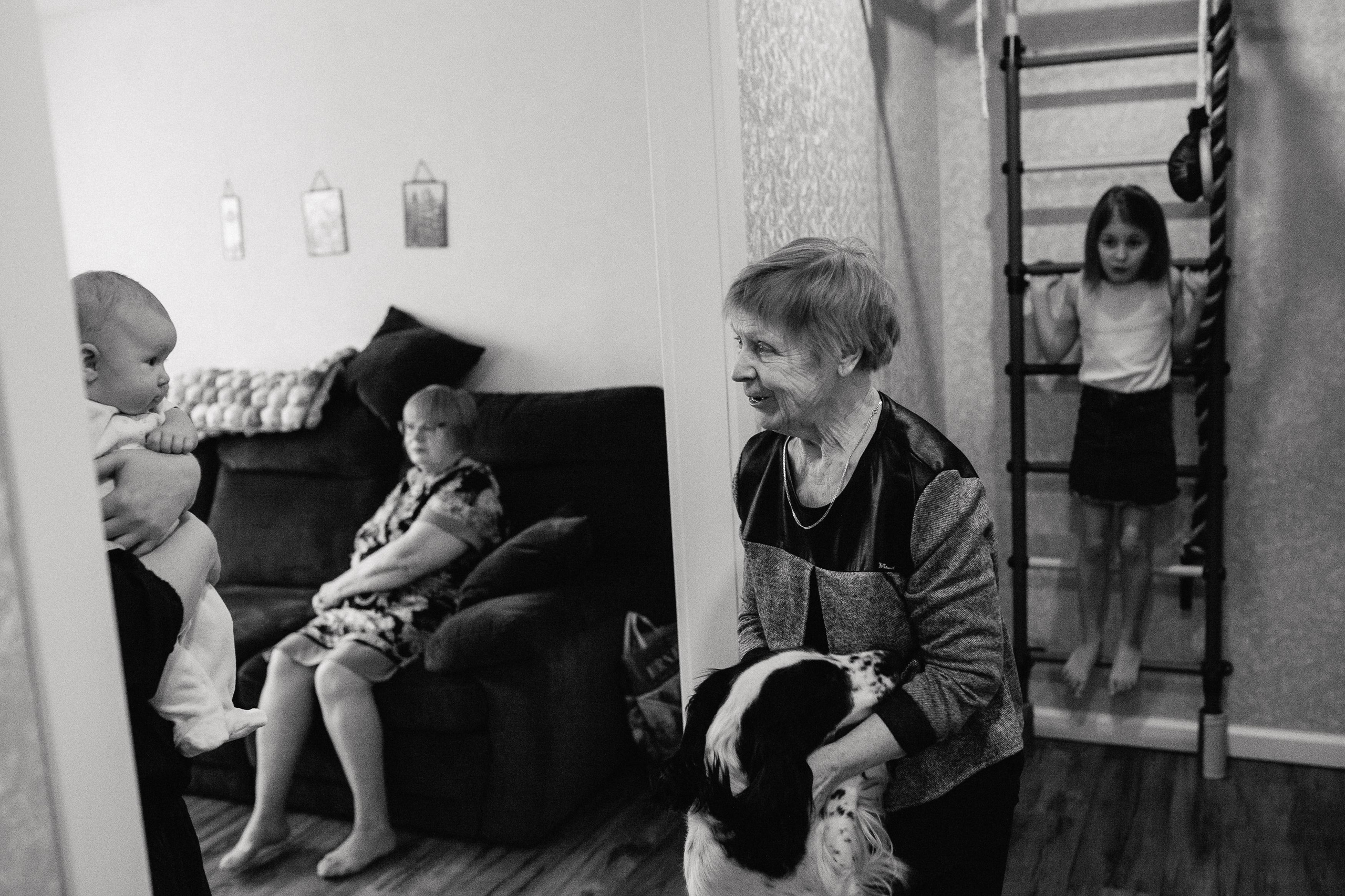 Костя, Ксюша, Глеб, Лиза, маленькая Женя, бабушки и дедушка. Семейный фотограф Трусова Евгения в Екатеринбурге