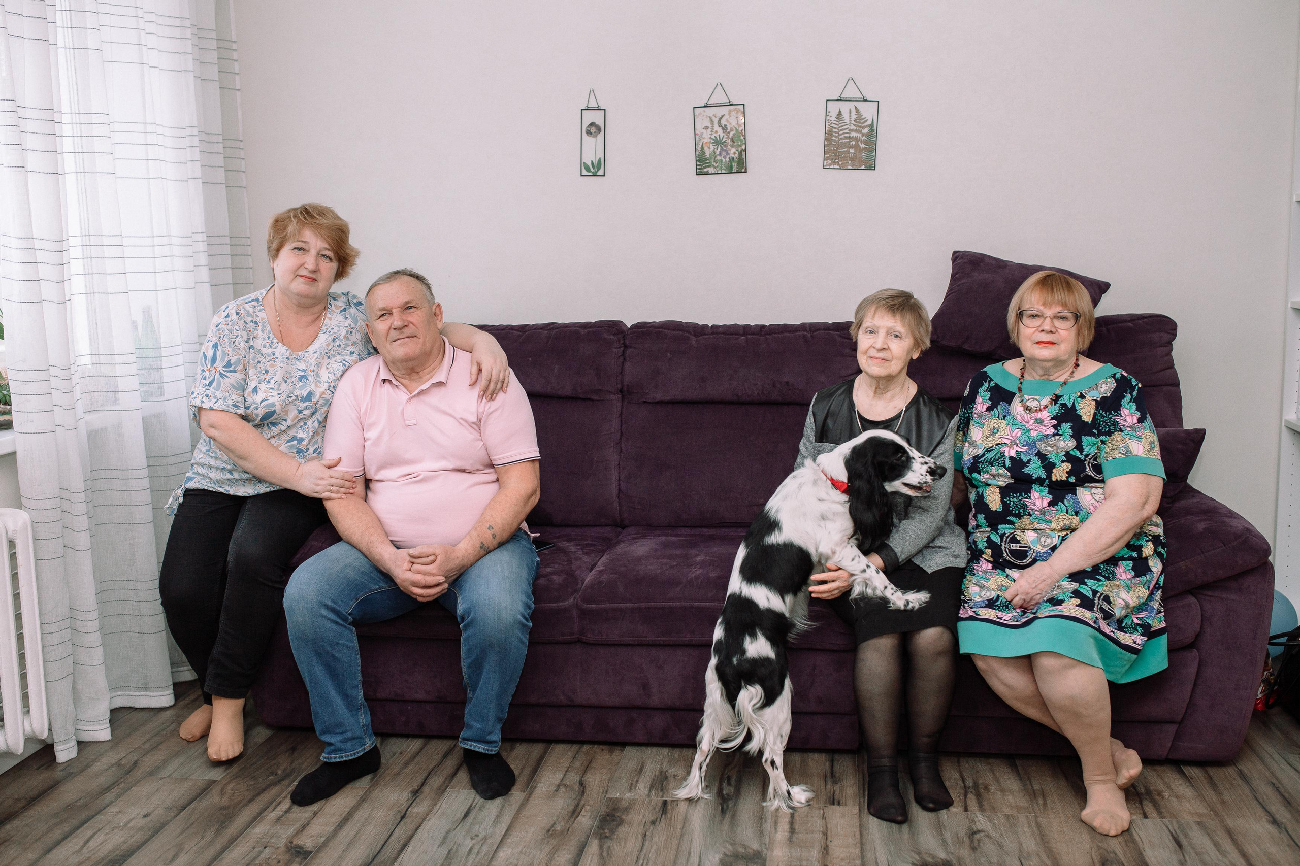 Костя, Ксюша, Глеб, Лиза, маленькая Женя, бабушки и дедушка. Семейный фотограф Трусова Евгения в Екатеринбурге