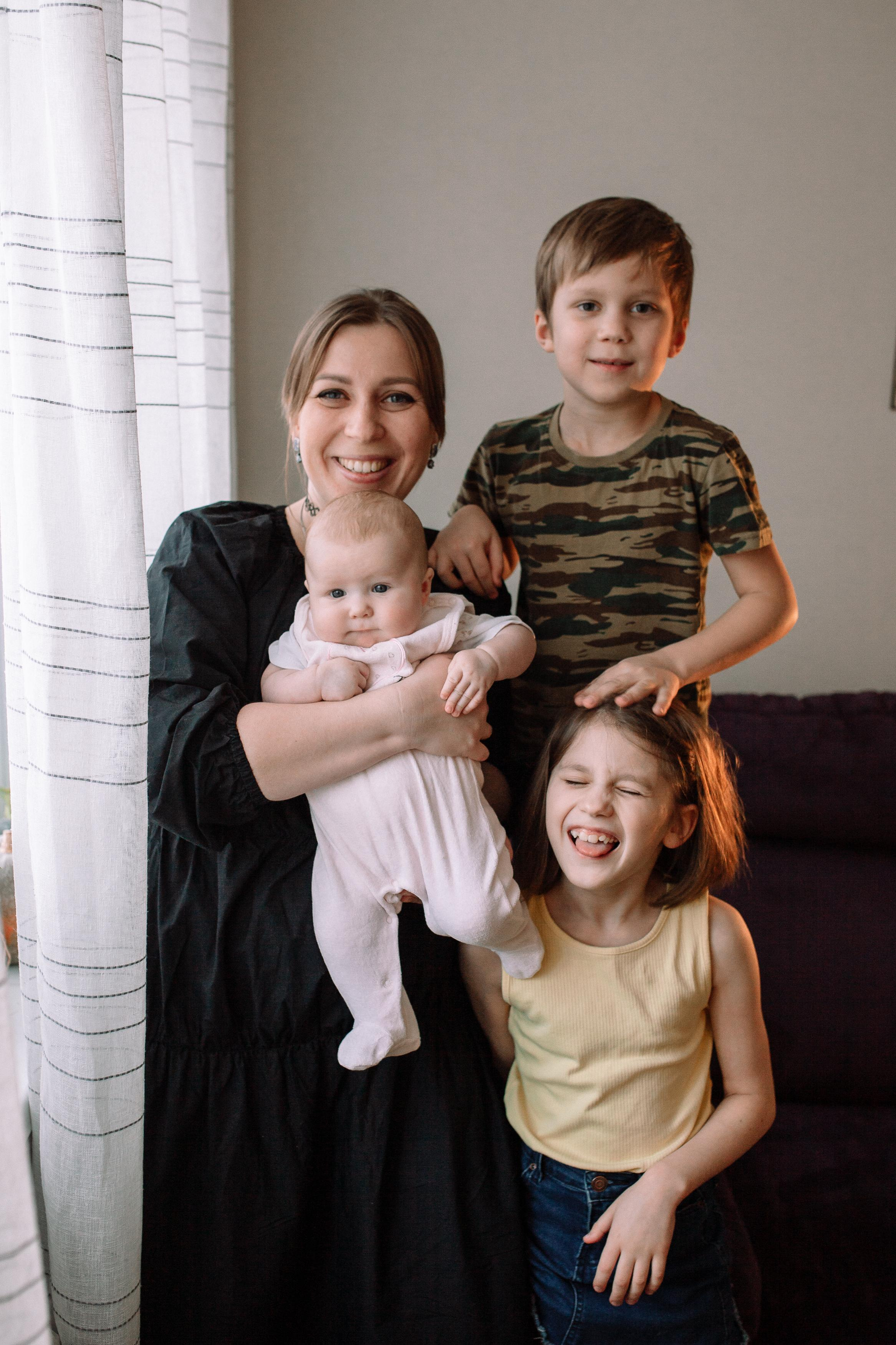 Костя, Ксюша, Глеб, Лиза, маленькая Женя, бабушки и дедушка. Семейный фотограф Трусова Евгения в Екатеринбурге