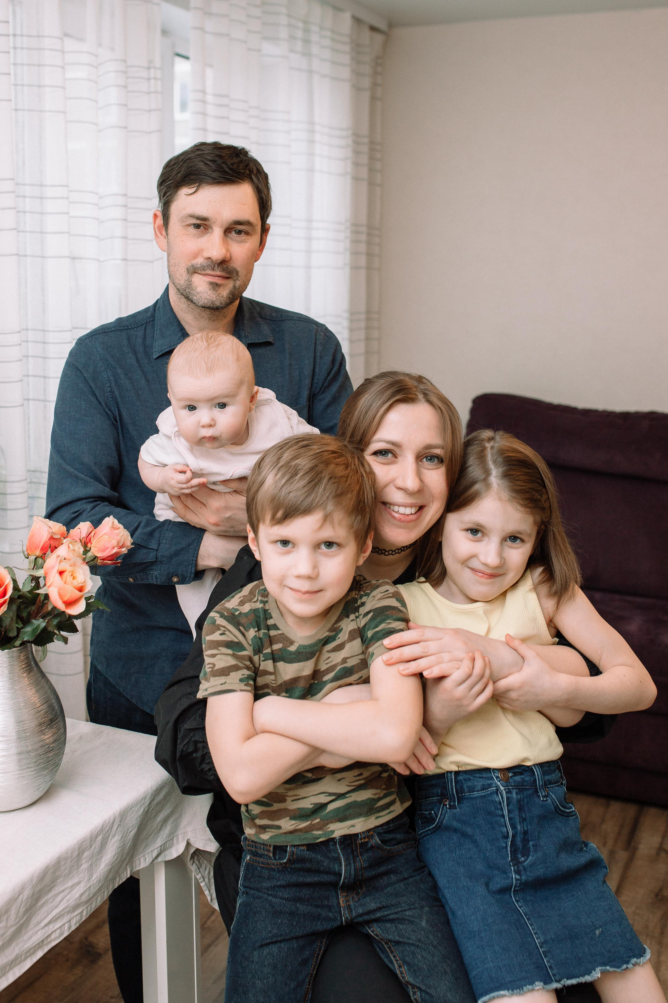 Костя, Ксюша, Глеб, Лиза, маленькая Женя, бабушки и дедушка. Семейный фотограф Трусова Евгения в Екатеринбурге