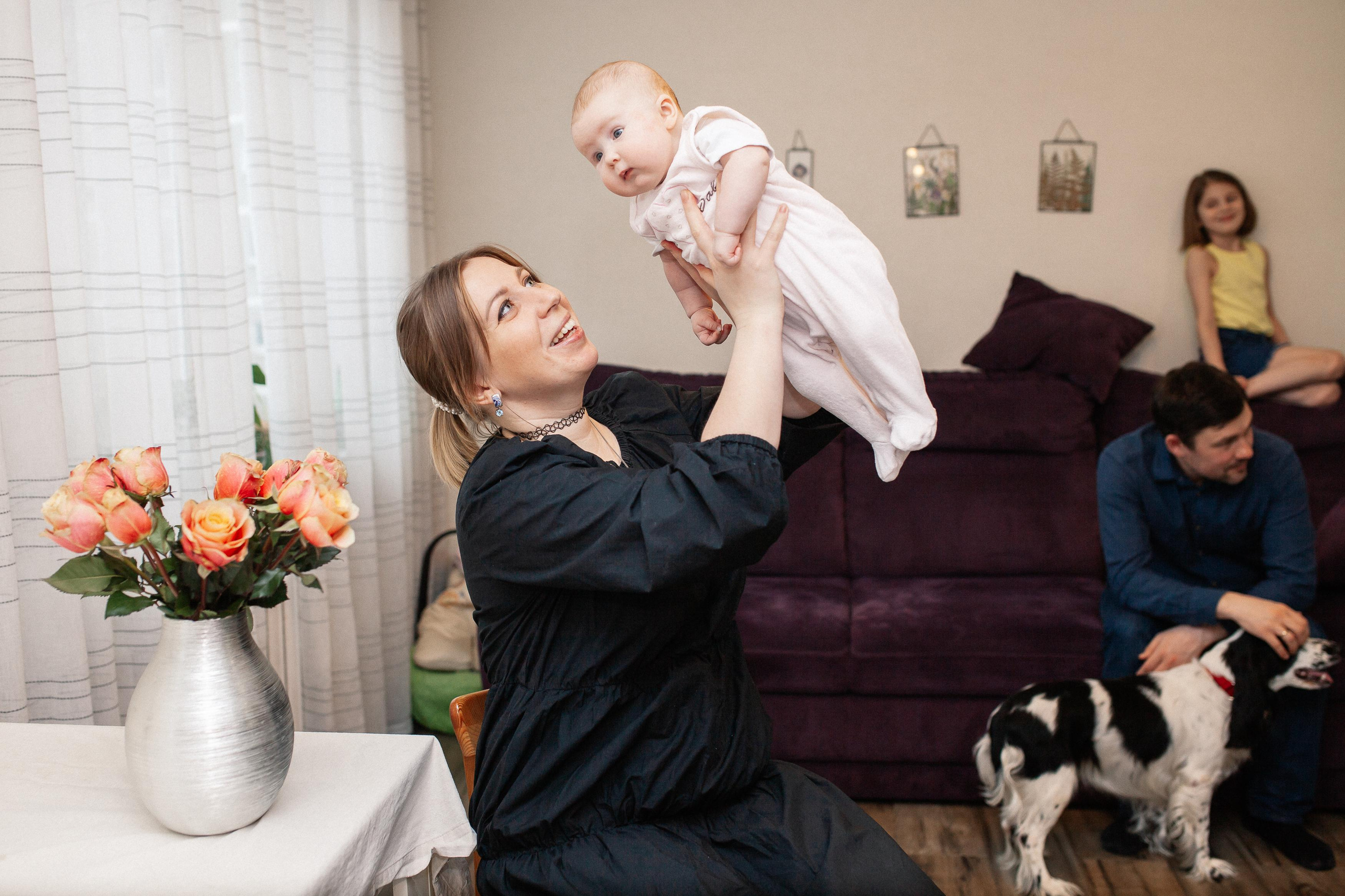 Костя, Ксюша, Глеб, Лиза, маленькая Женя, бабушки и дедушка. Семейный фотограф Трусова Евгения в Екатеринбурге