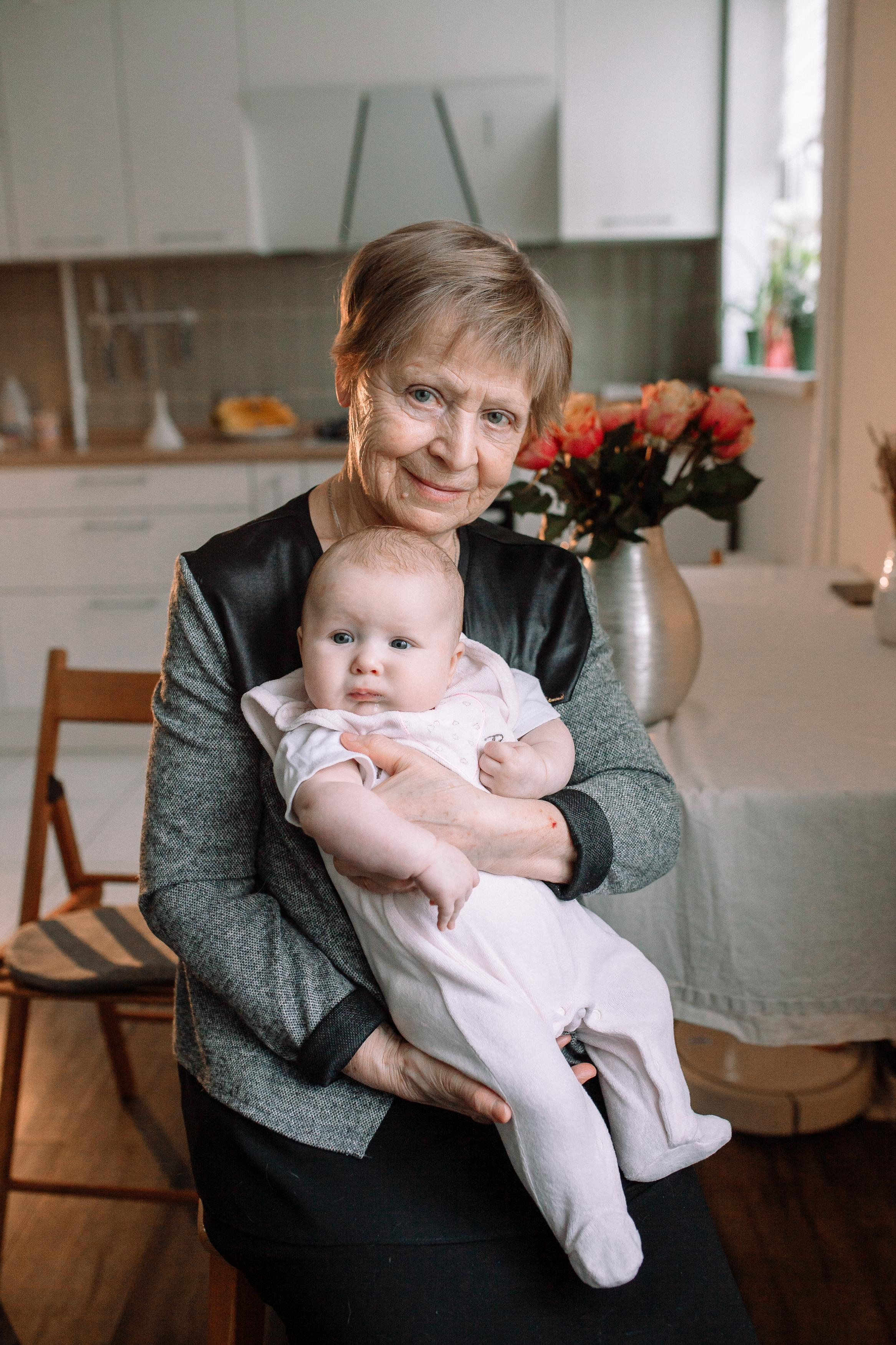 Костя, Ксюша, Глеб, Лиза, маленькая Женя, бабушки и дедушка. Семейный фотограф Трусова Евгения в Екатеринбурге