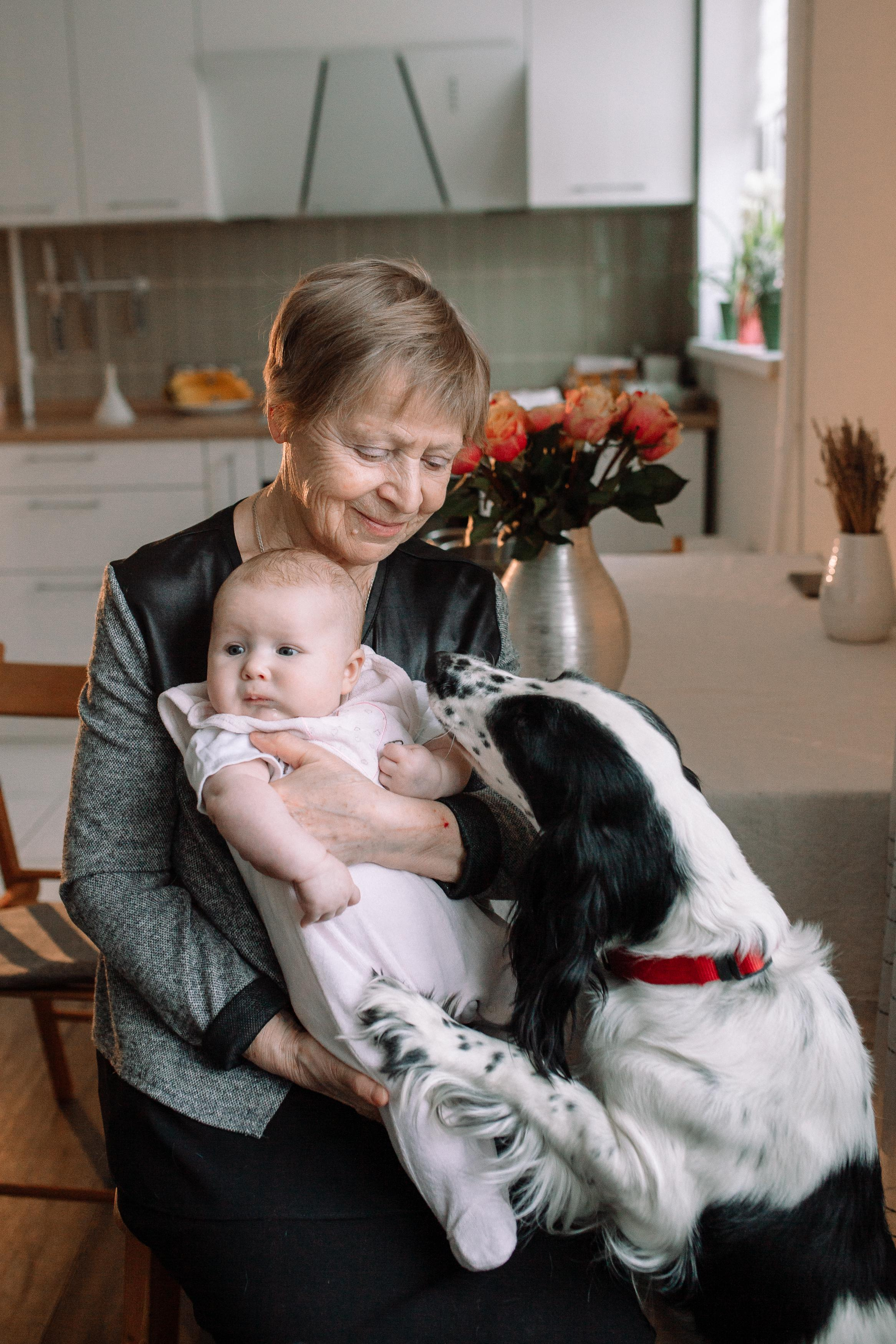 Костя, Ксюша, Глеб, Лиза, маленькая Женя, бабушки и дедушка. Семейный фотограф Трусова Евгения в Екатеринбурге