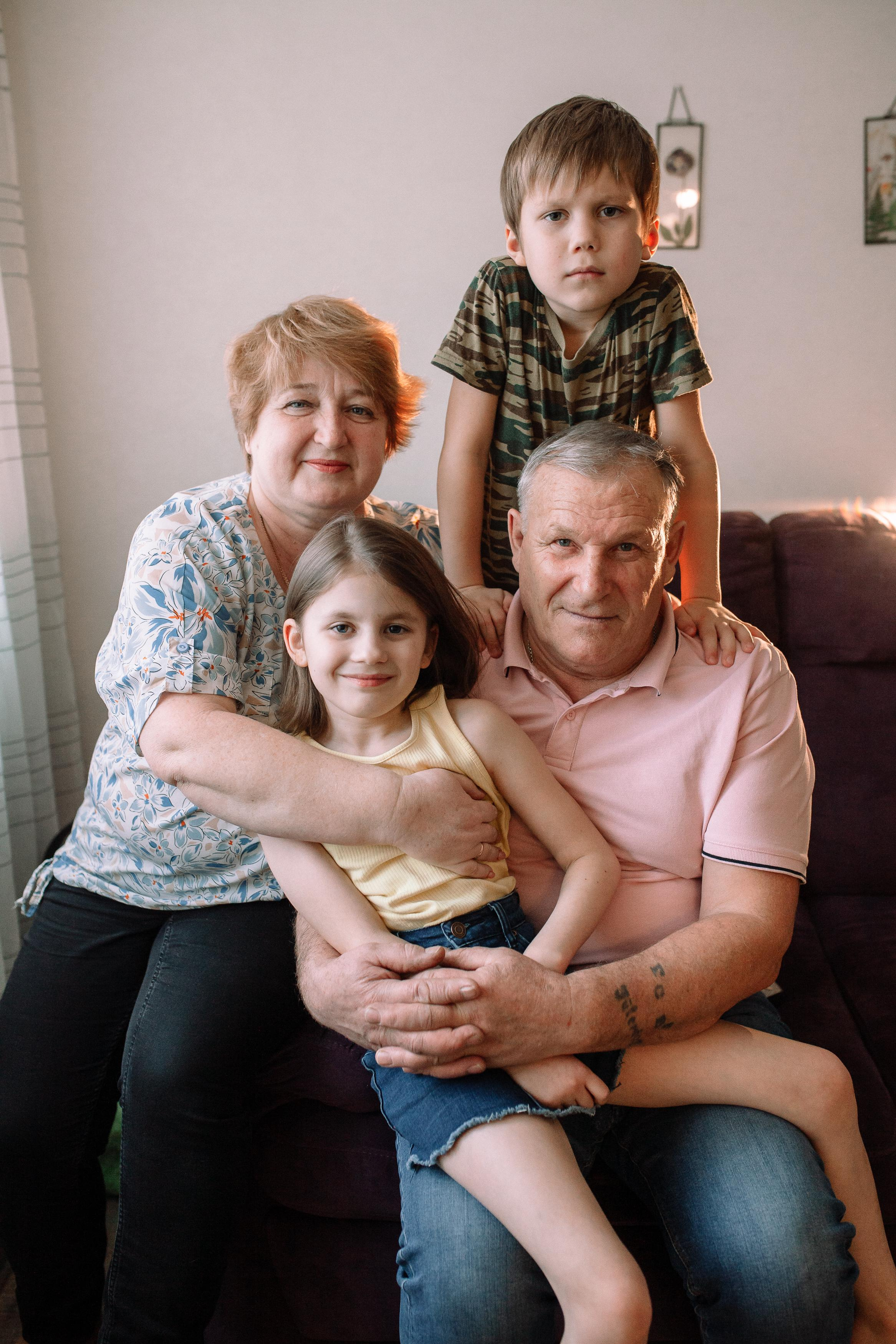 Костя, Ксюша, Глеб, Лиза, маленькая Женя, бабушки и дедушка. Семейный фотограф Трусова Евгения в Екатеринбурге