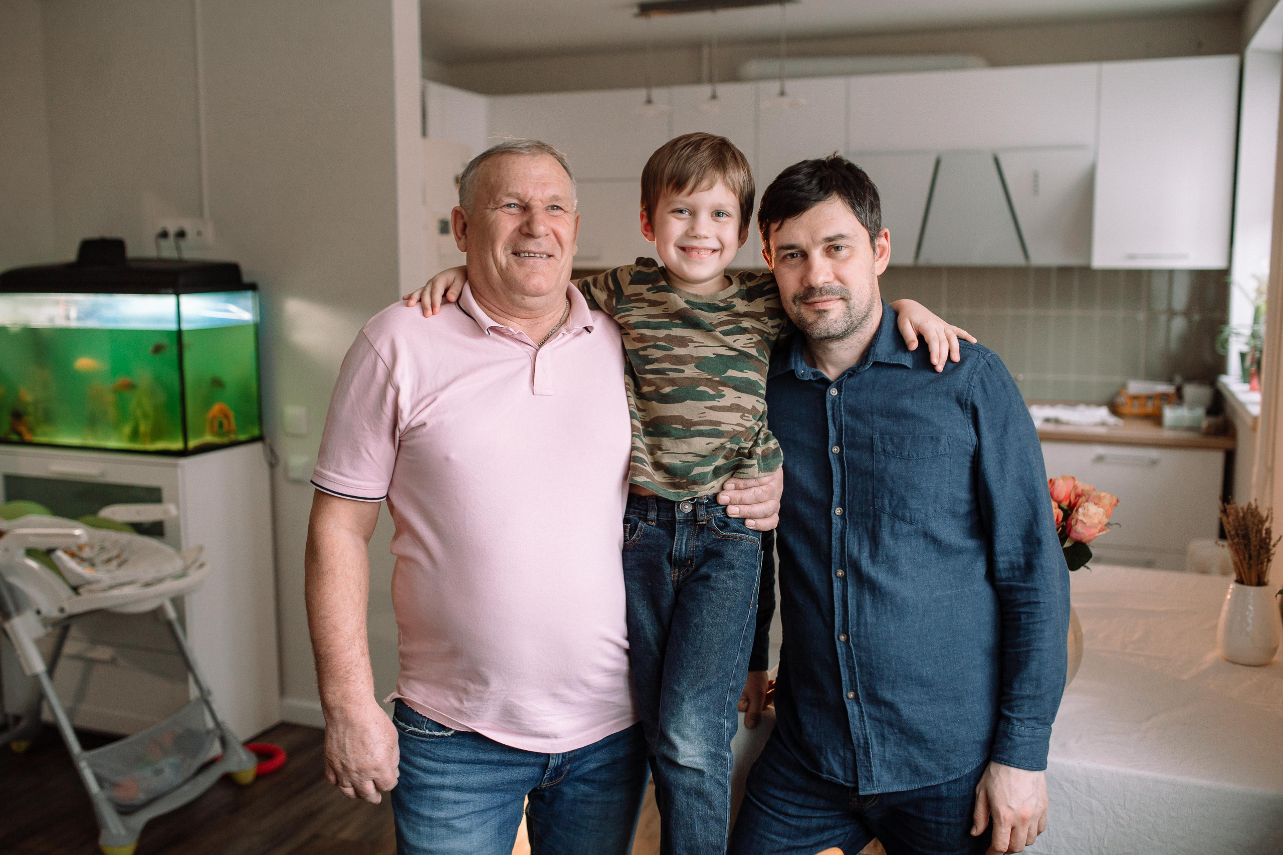 Костя, Ксюша, Глеб, Лиза, маленькая Женя, бабушки и дедушка. Семейный фотограф Трусова Евгения в Екатеринбурге