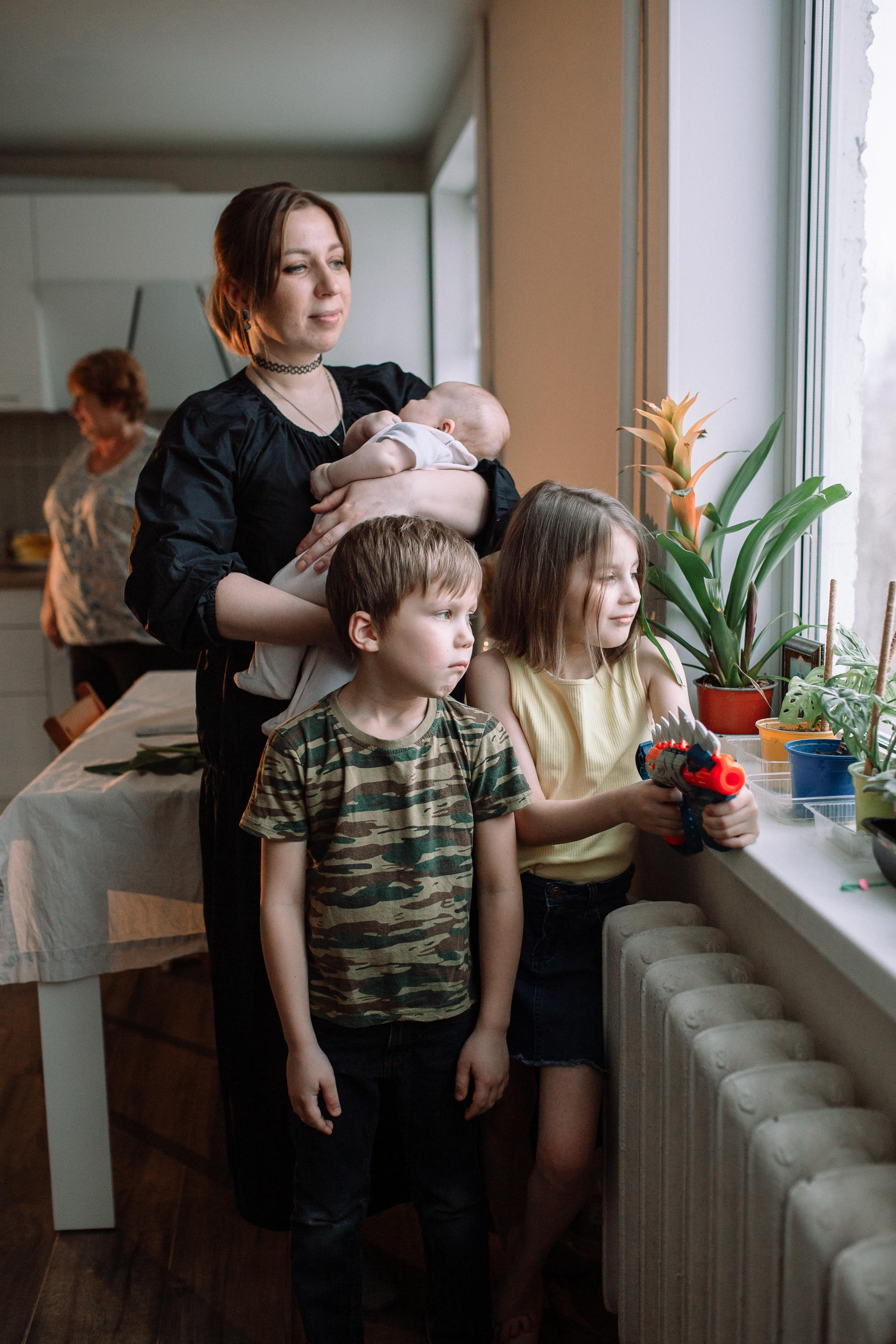 Костя, Ксюша, Глеб, Лиза, маленькая Женя, бабушки и дедушка. Семейный фотограф Трусова Евгения в Екатеринбурге