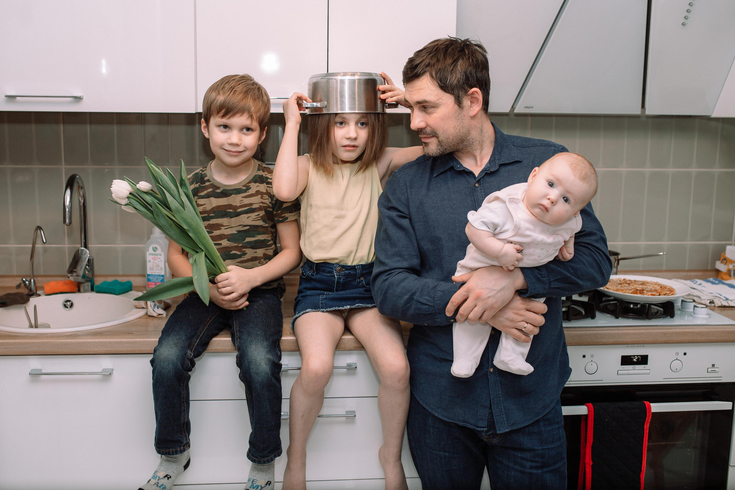 Костя, Ксюша, Глеб, Лиза, маленькая Женя, бабушки и дедушка. Семейный фотограф Трусова Евгения в Екатеринбурге