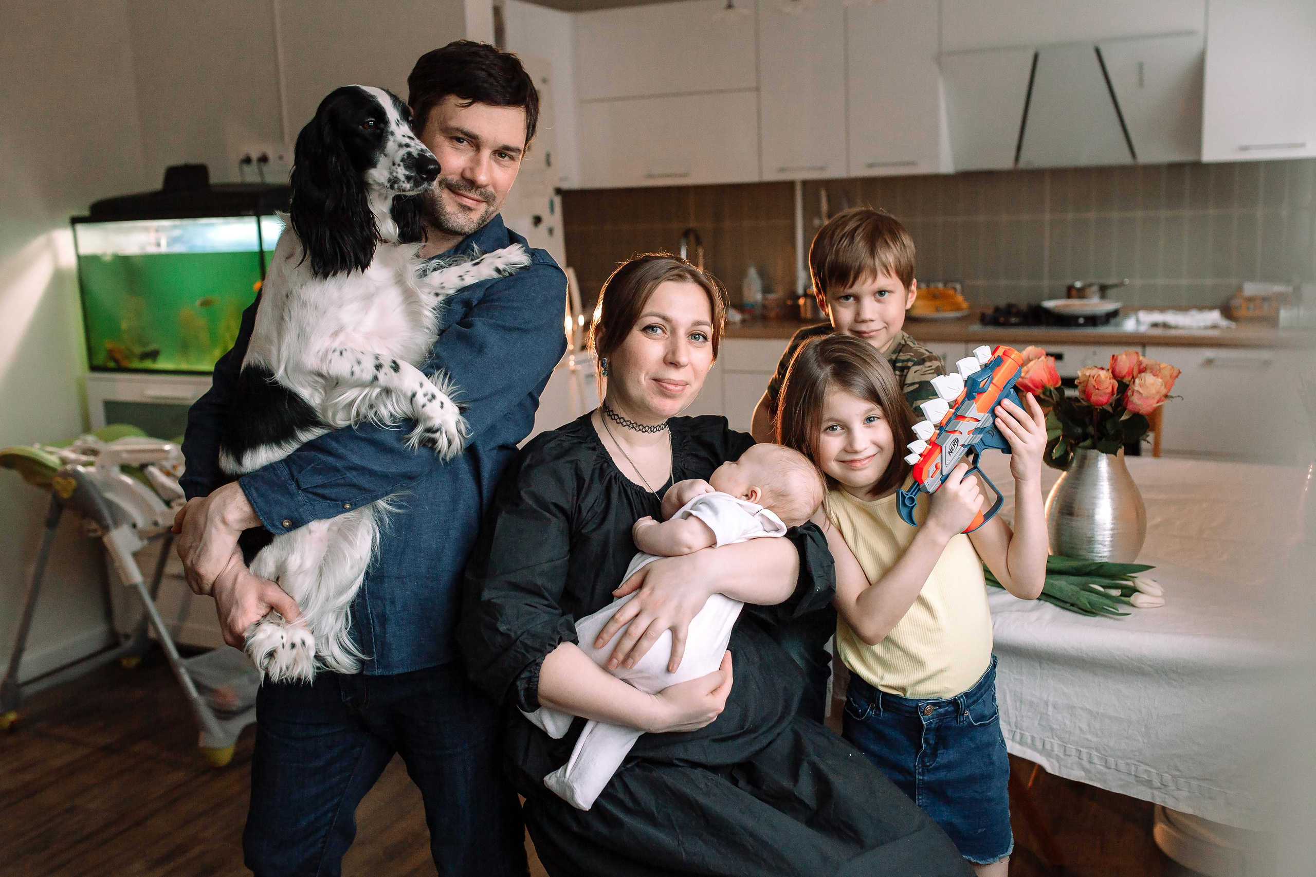 Костя, Ксюша, Глеб, Лиза, маленькая Женя, бабушки и дедушка. Семейный фотограф Трусова Евгения в Екатеринбурге