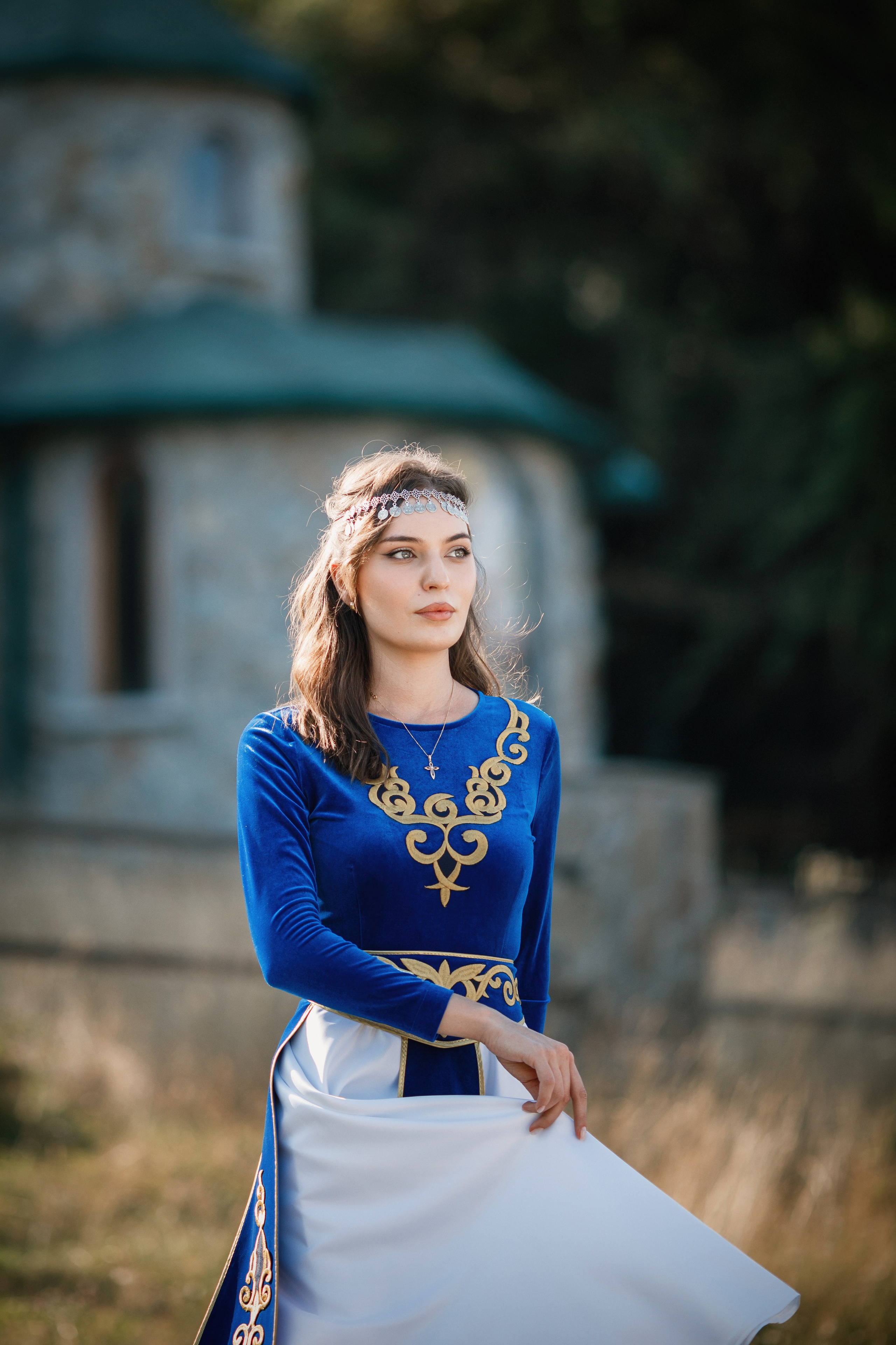 Индивидуальная фотосессия в горах, в армянском национальном платье. Фотограф во Владикавказе Юрий Геворгизов