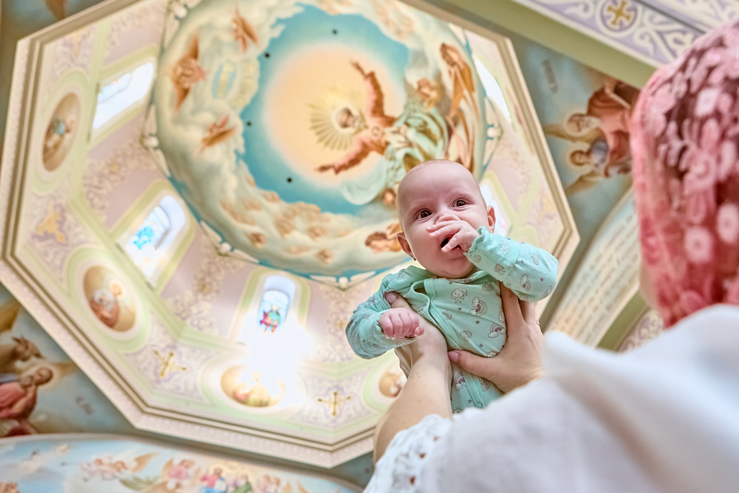 На руках у мамы фотосессия Крещения