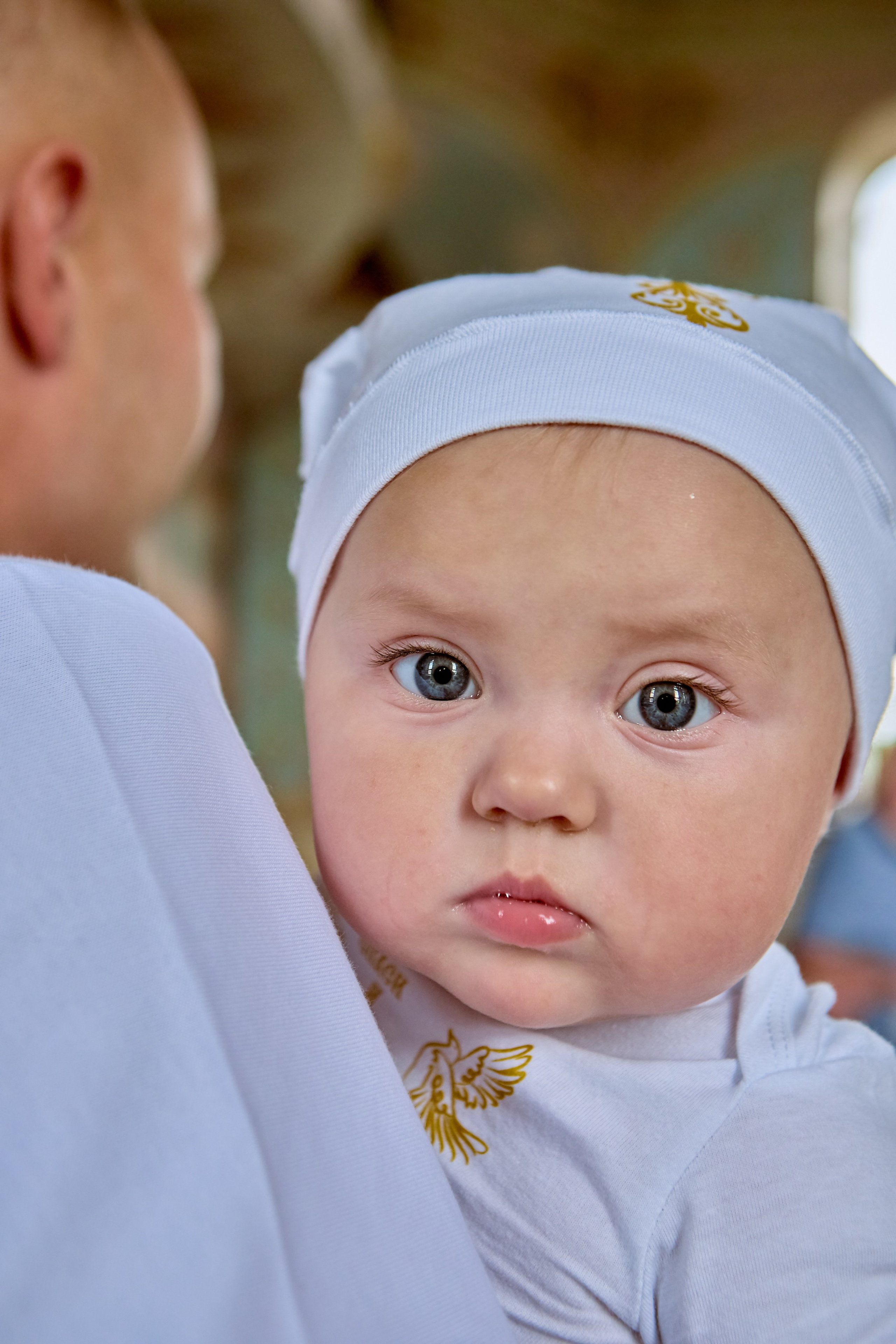 У папы на руках на таинстве крещения в храме г Дзержинск Фотограф Таинства Крещения и Венчания