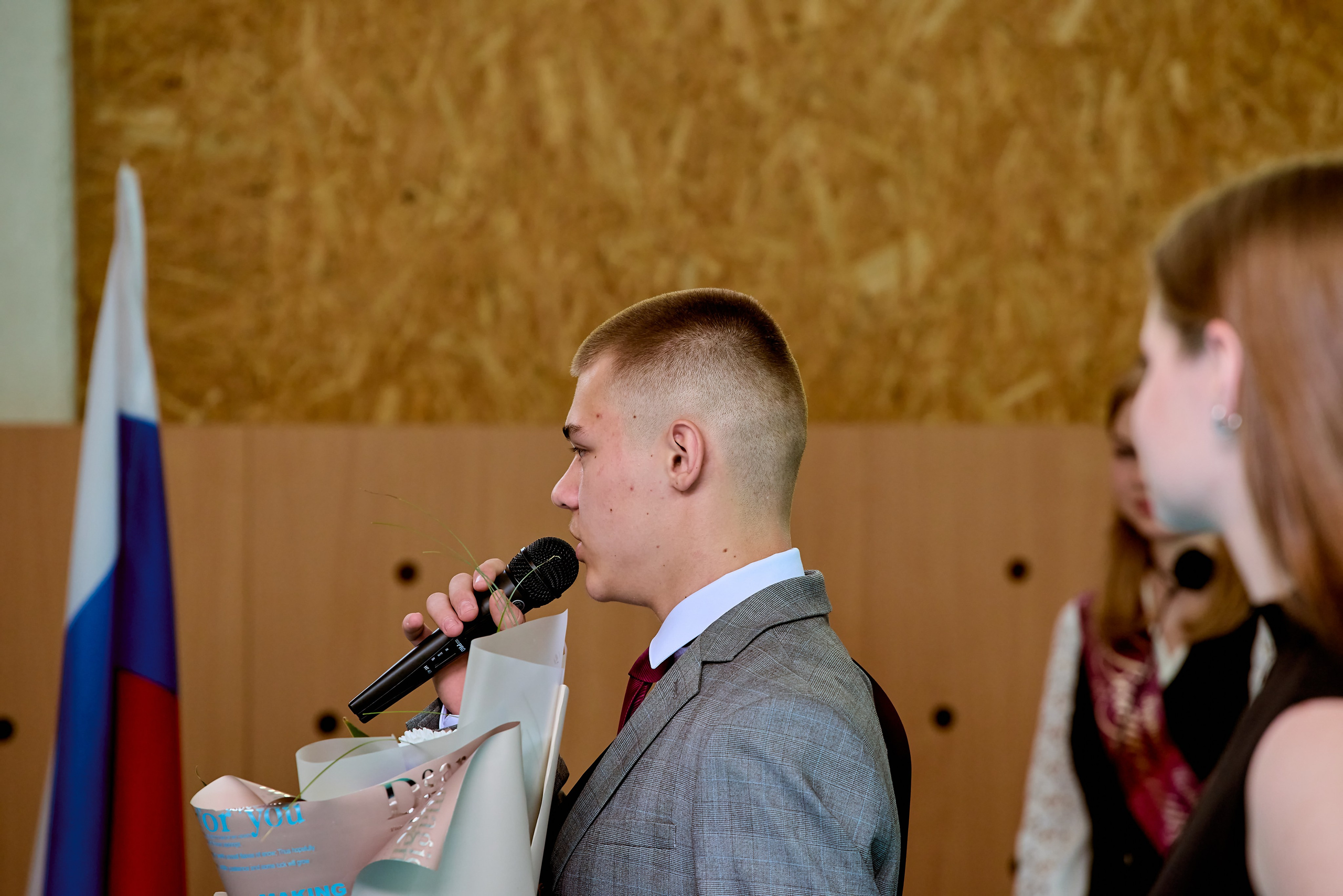 Свет и благодарность в глазах выпускников, кадр Николая Голованова, г. Дзержинск.