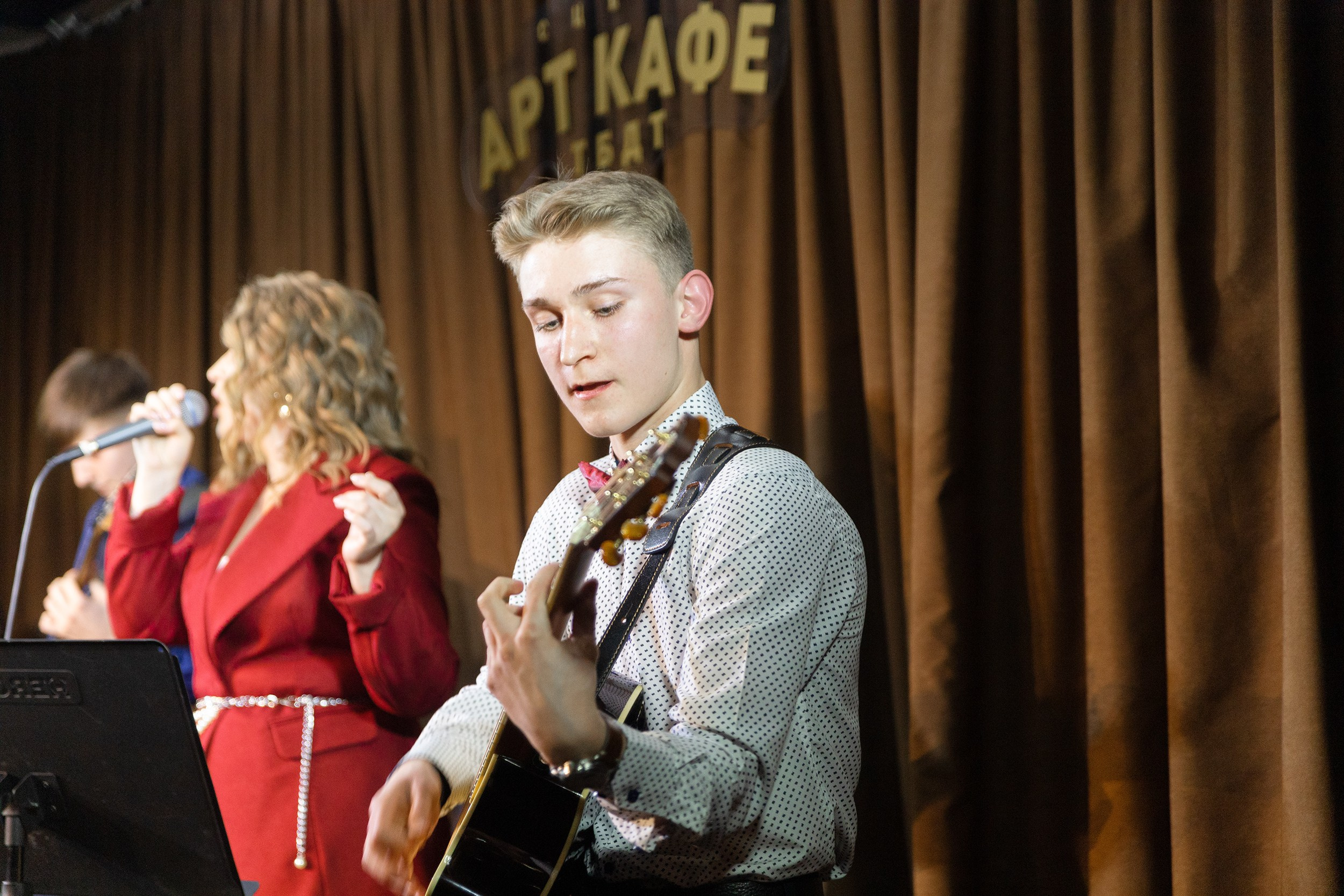 Выступление YOLO band в арт кафе. Фотограф Тюмень