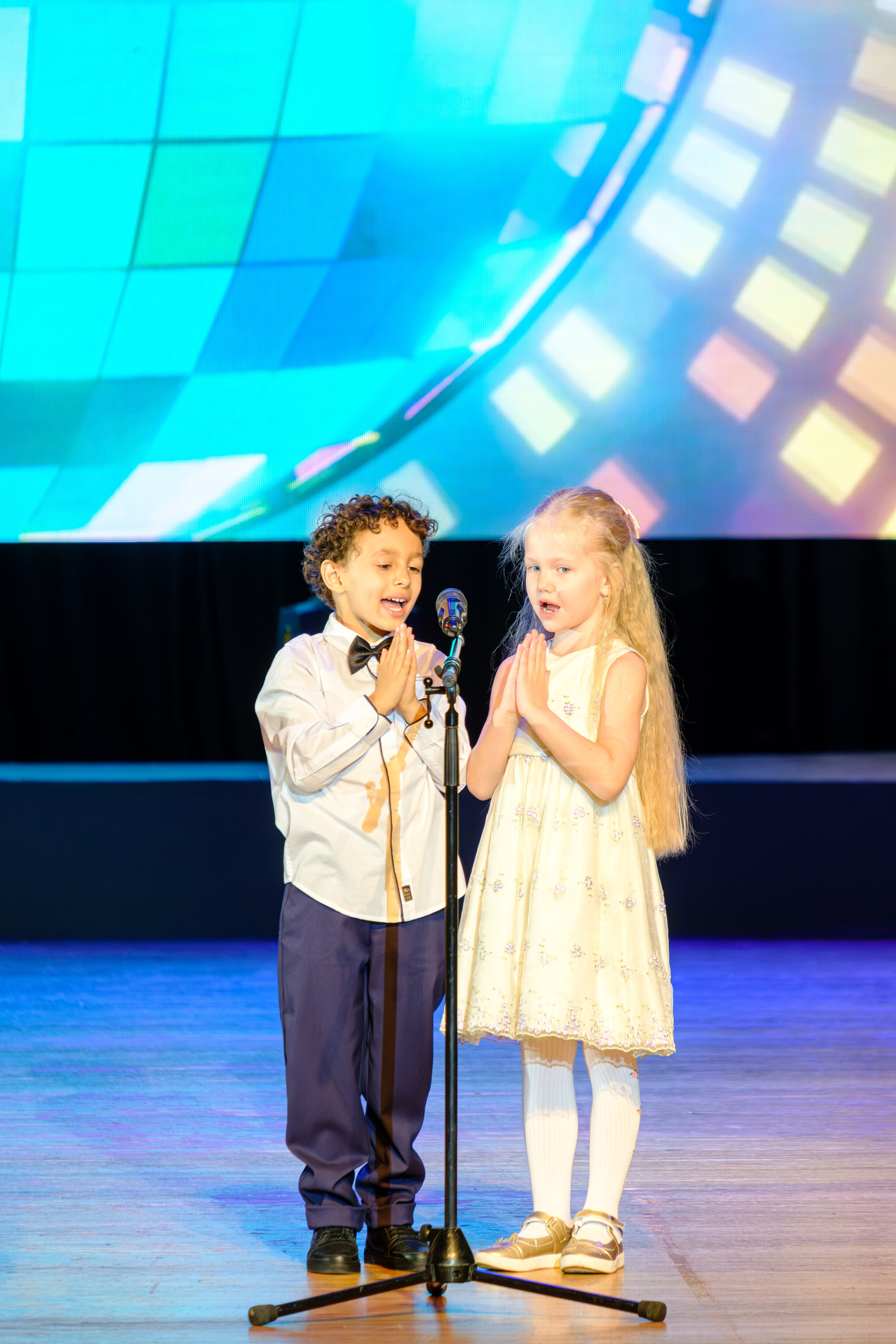 Даже лучи солнца не могут затмить яркость молодежи Междуреченска.