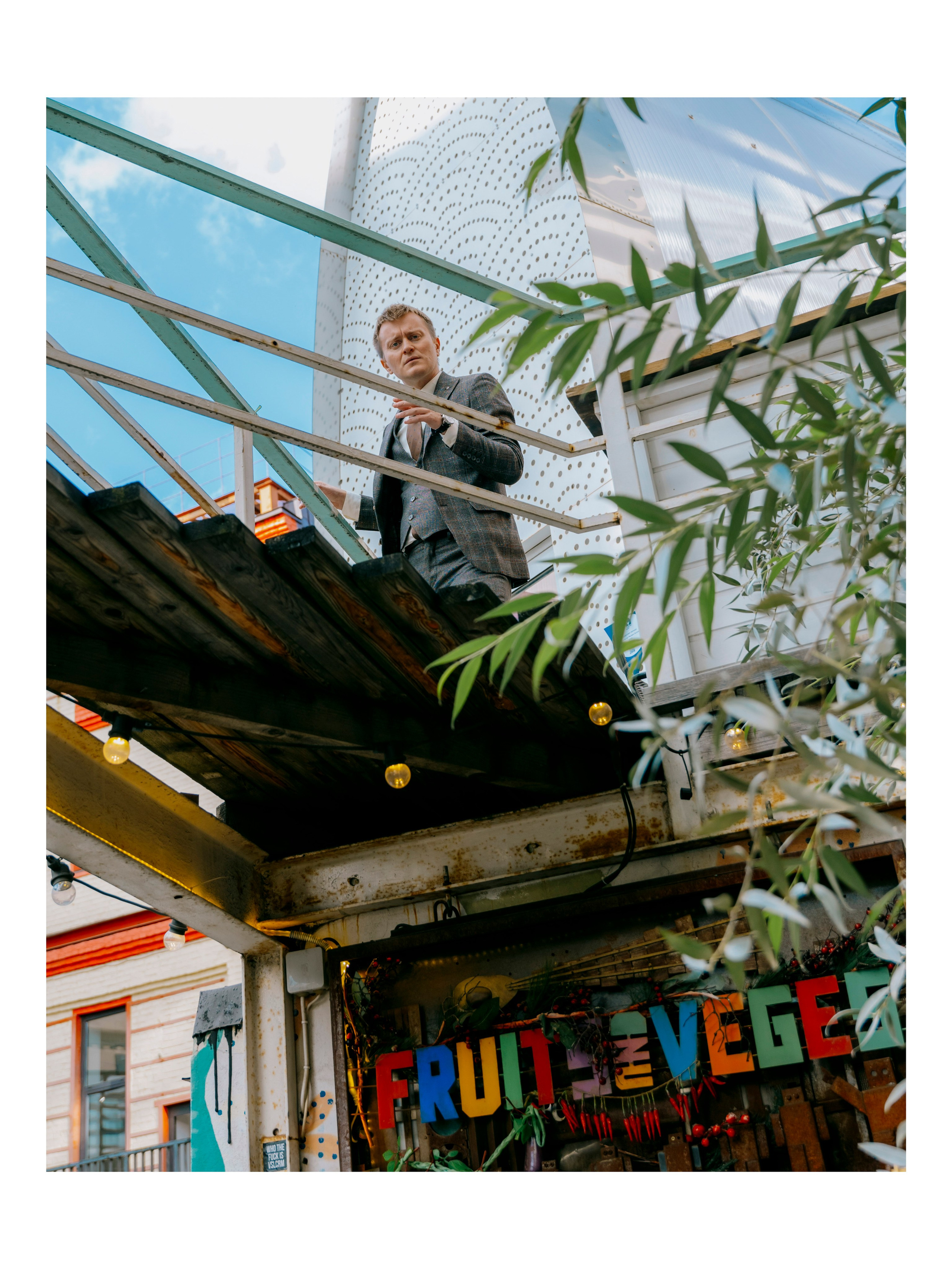 мужчина на балконе