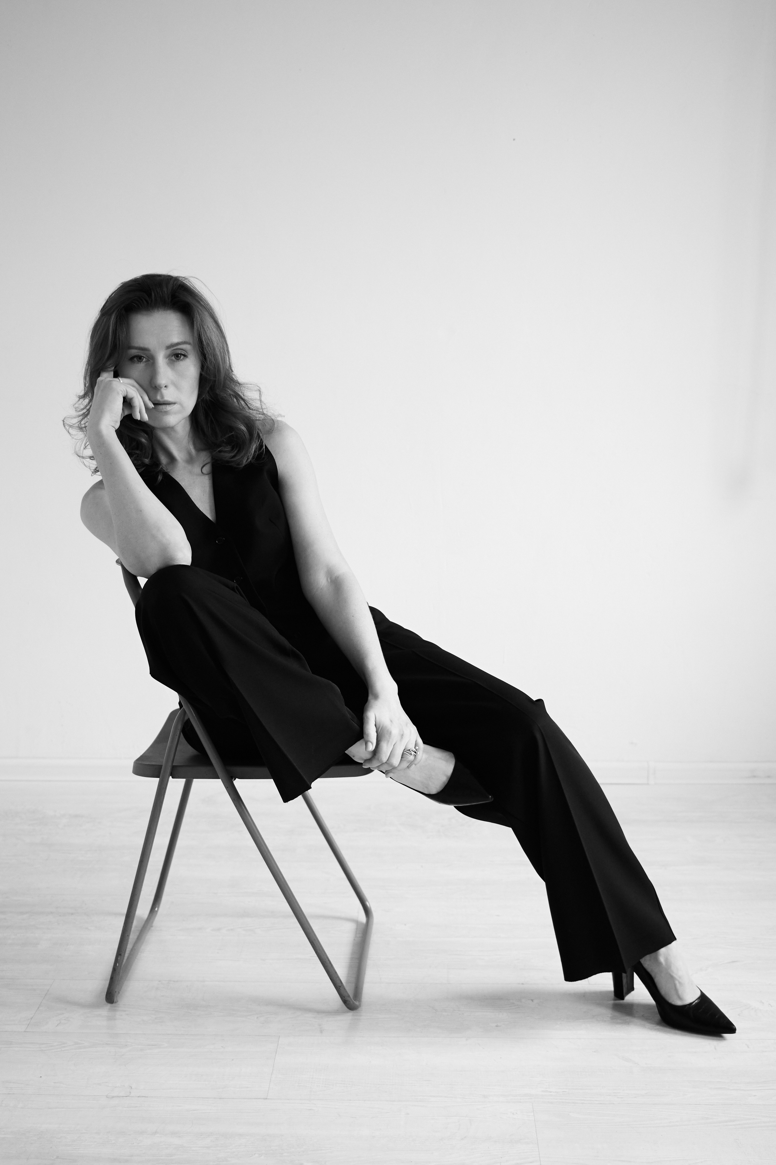 Деловой черно-белый портрет девушки