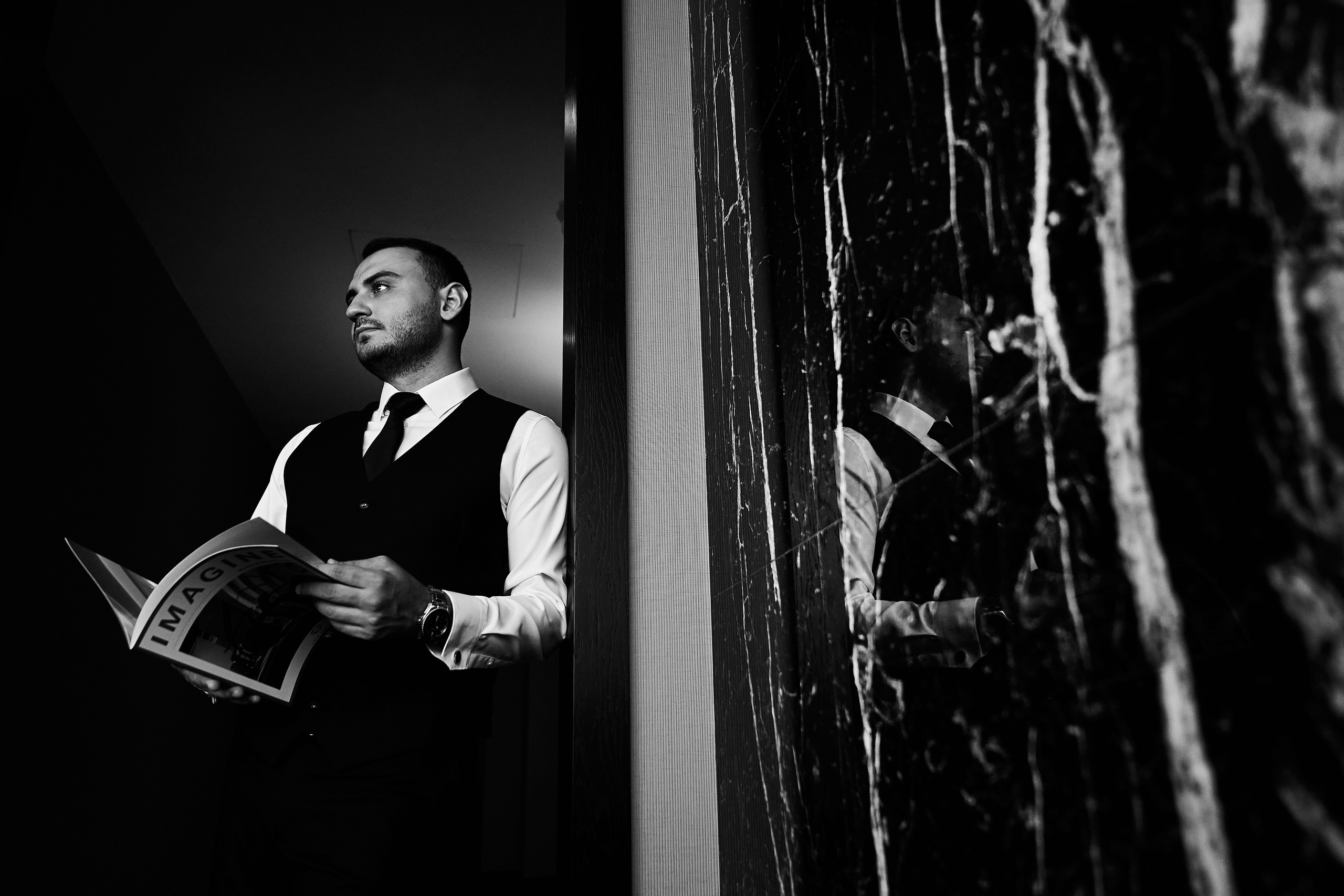 Черно-белый стильный портрет жениха с газетой