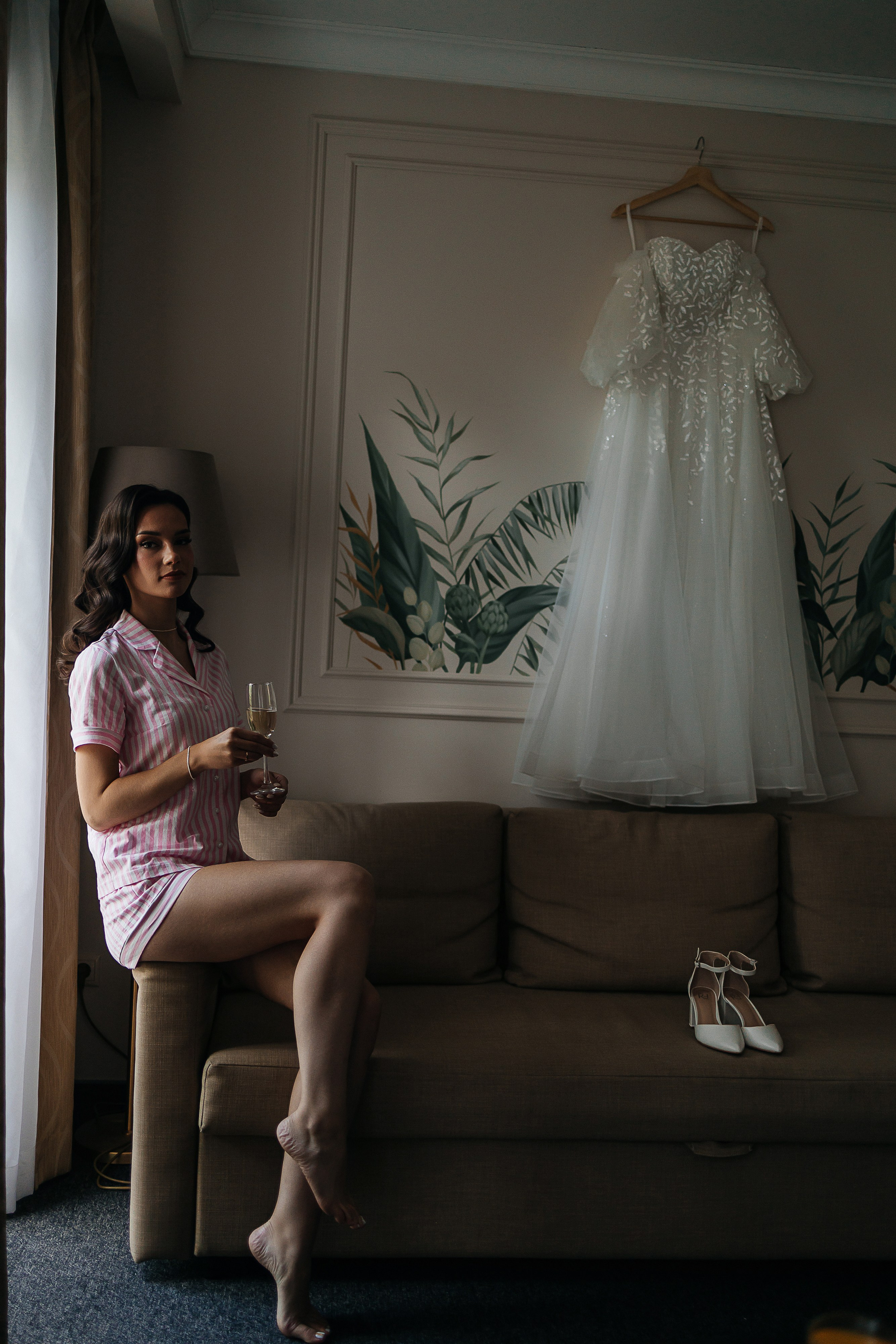 Волшебное утро невесты в номере отеля. Олег Сверчков | Свадебный фотограф Вологда