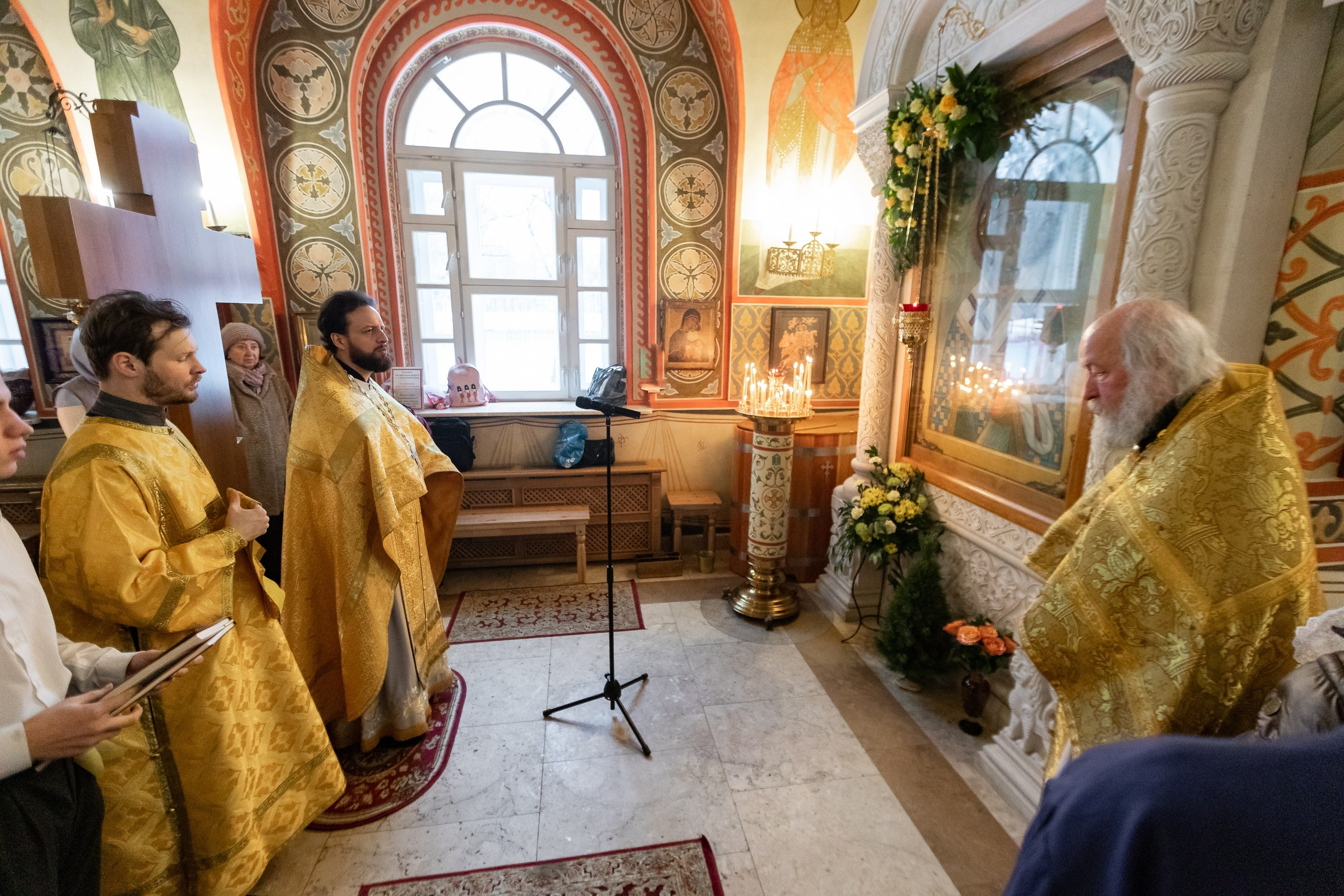 Праздничное богослужение Святителю Николаю 19 декабря. Интерьерный фотограф в Москве Роман Потапов
