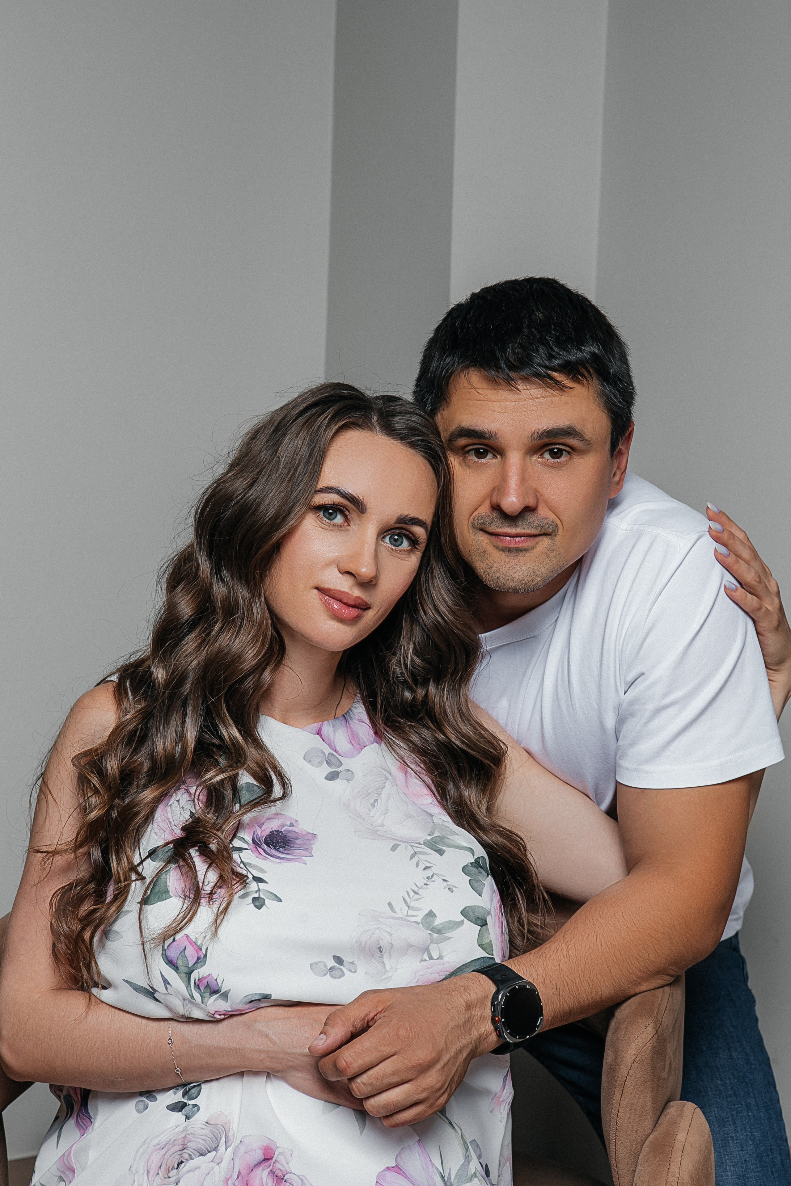 фотосессия беременности в студии с мужем. Фотосессия беременности в тканях. Беременность, фотосъемка в ожидании. фотосъемка беременных. фотограф  беременности Иркутск