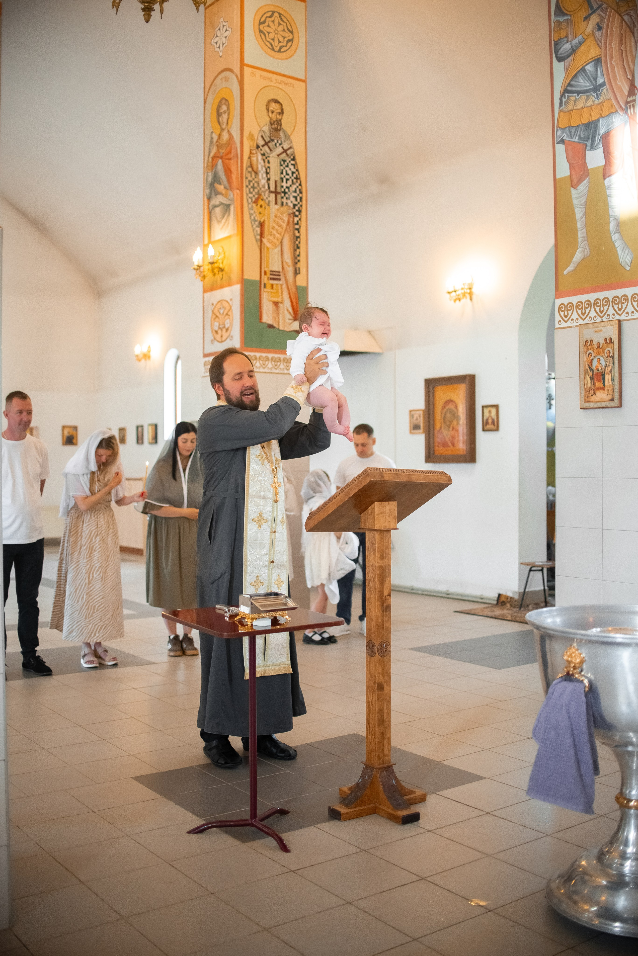 Крещении Мии в хр.Ксении Петербургской. Семейный фотограф на выписку из роддома и крещение Минск Настя Гришук