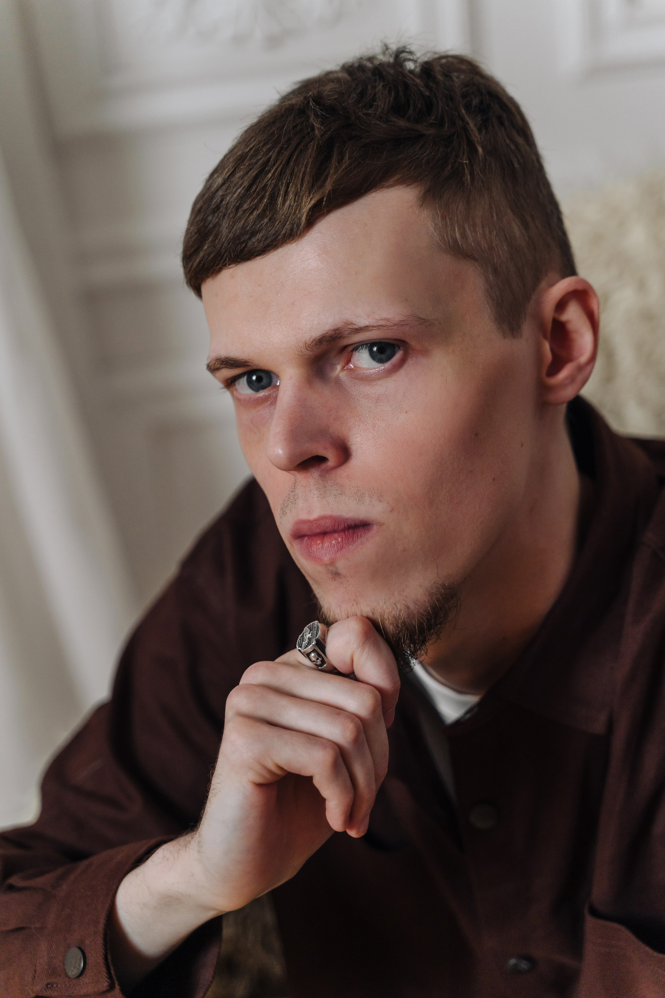 Зимняя фотосессия лавстори с предложением руки и сердца в фотостудии