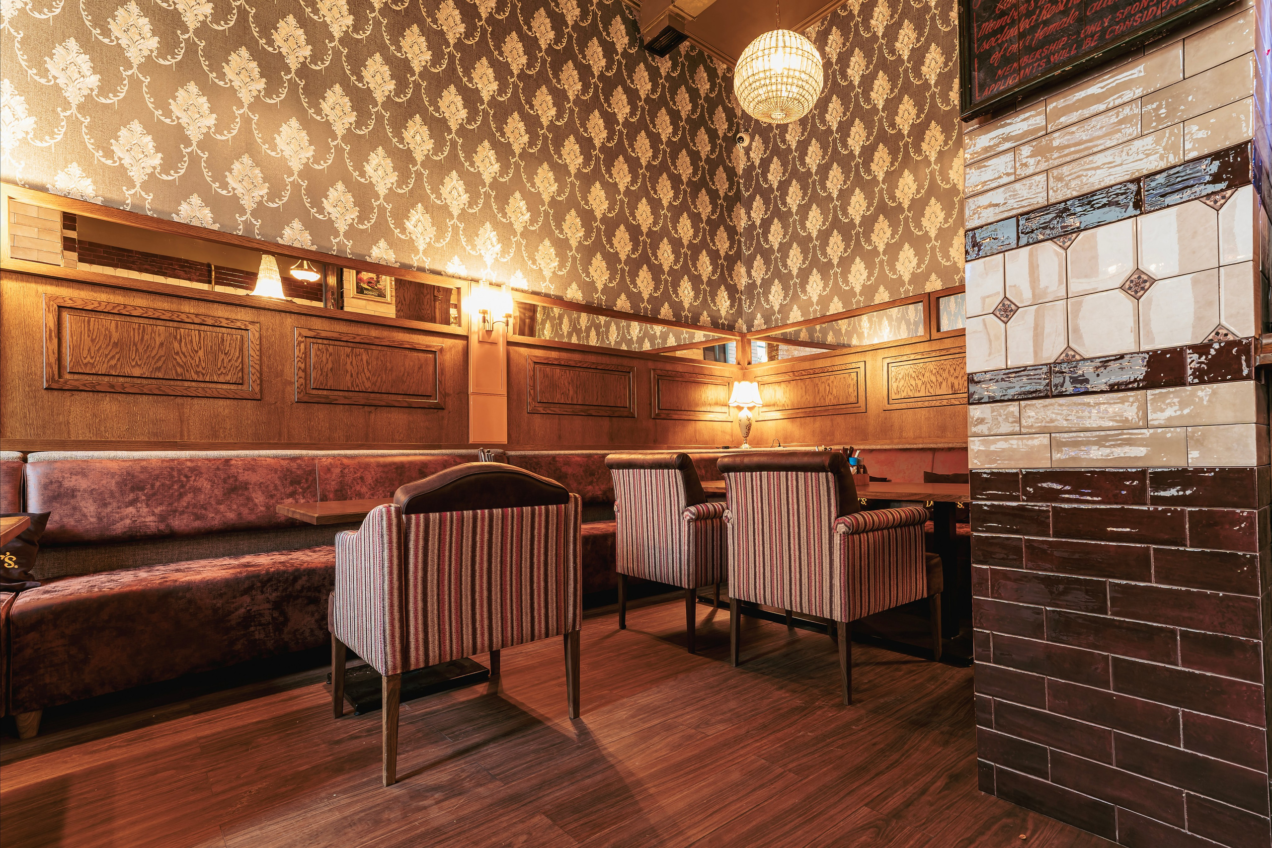 Алматы, Fuller's 4you — камерный паб в верхней части города, апрель 2025. Интерьерный фотограф Алматы