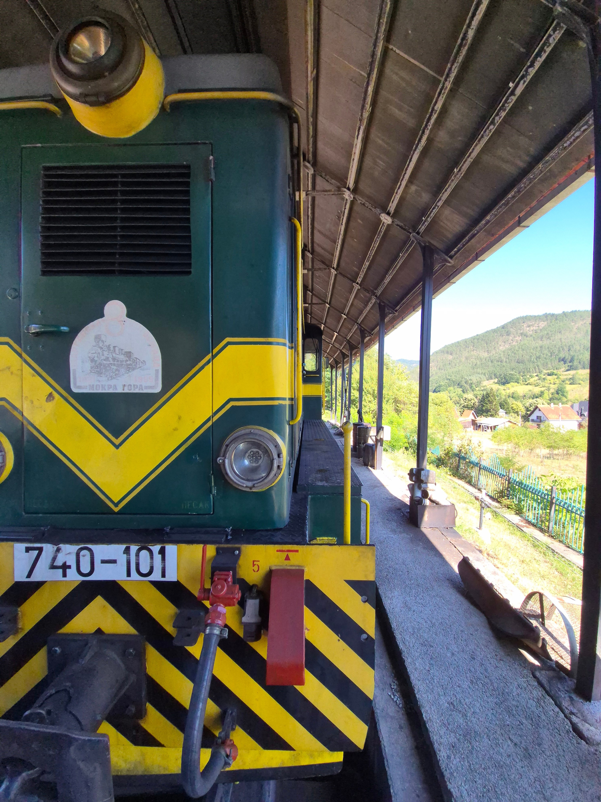 Есть на ветке и паравозы, но туристический поезд ходит под тягой тепловоза и состоит из нескольких вагонов разных лет и классов - от первого, до теплушки