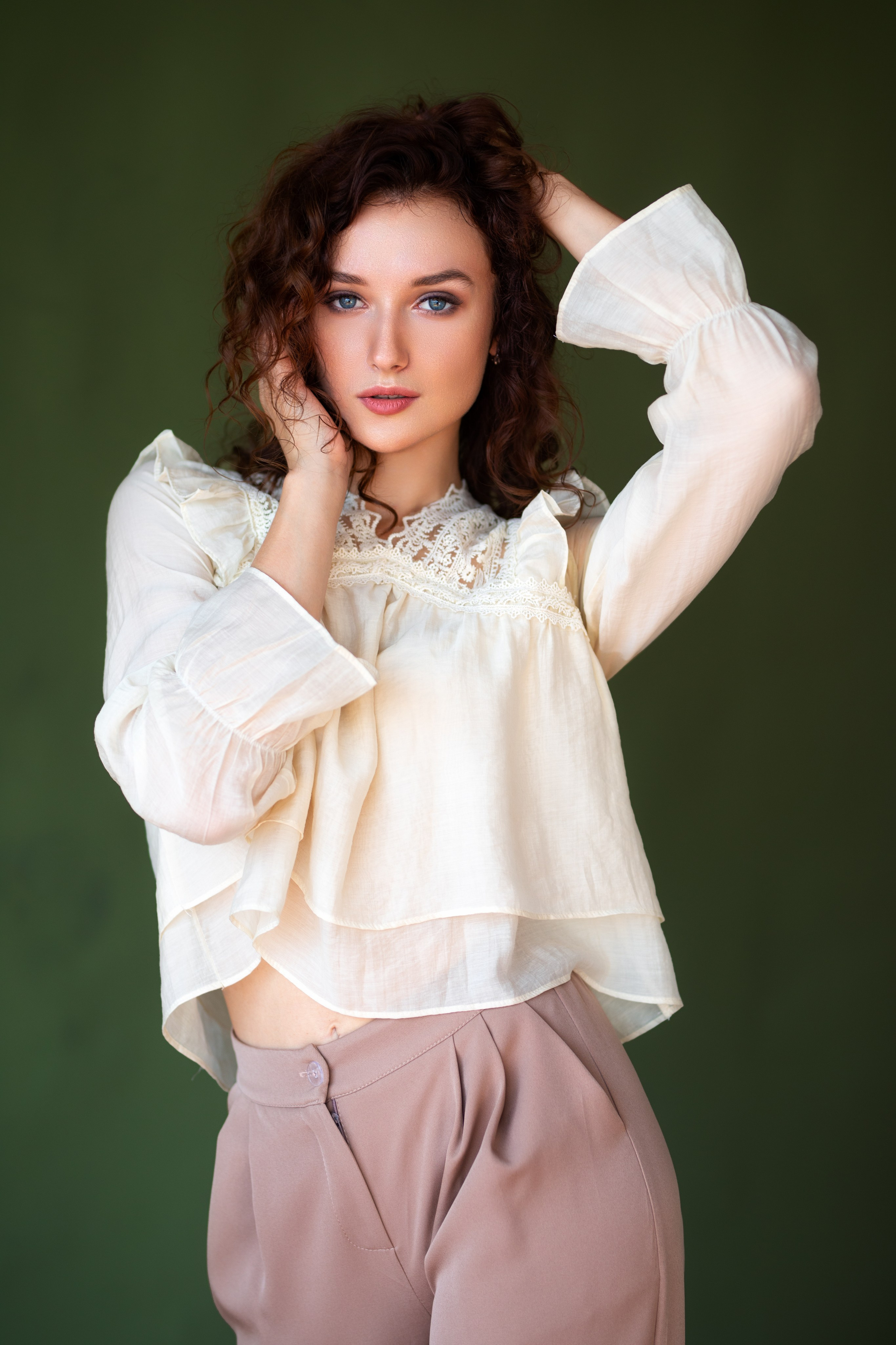 Фотосет с Анастасией в студии с минимальным интерьером в формате для «себя»