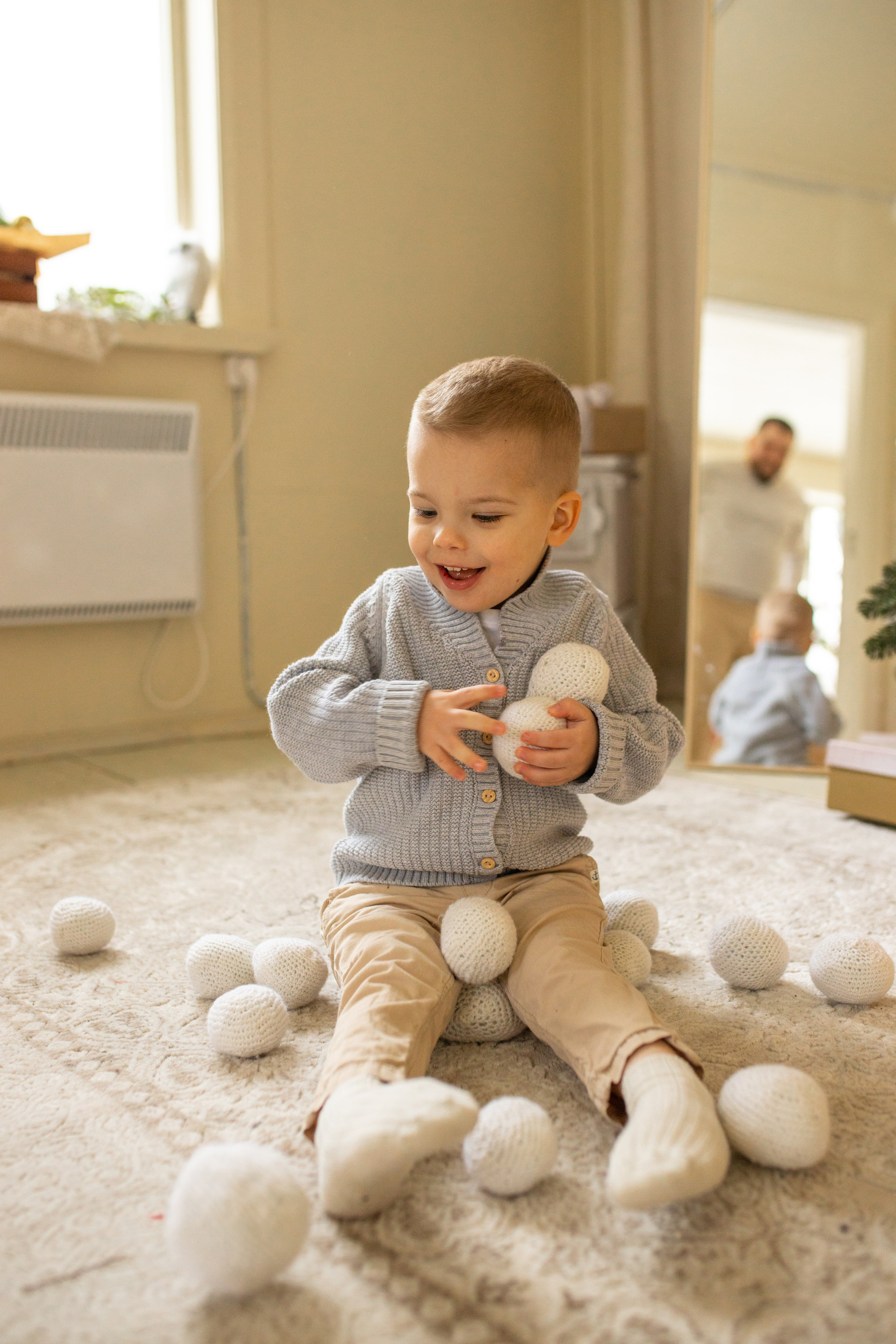 мальчик играет, новгодняя фотосессия в Железнодорожном, новогодний подарок ребёнку, фотограф Железнодорожный , играет в снежки