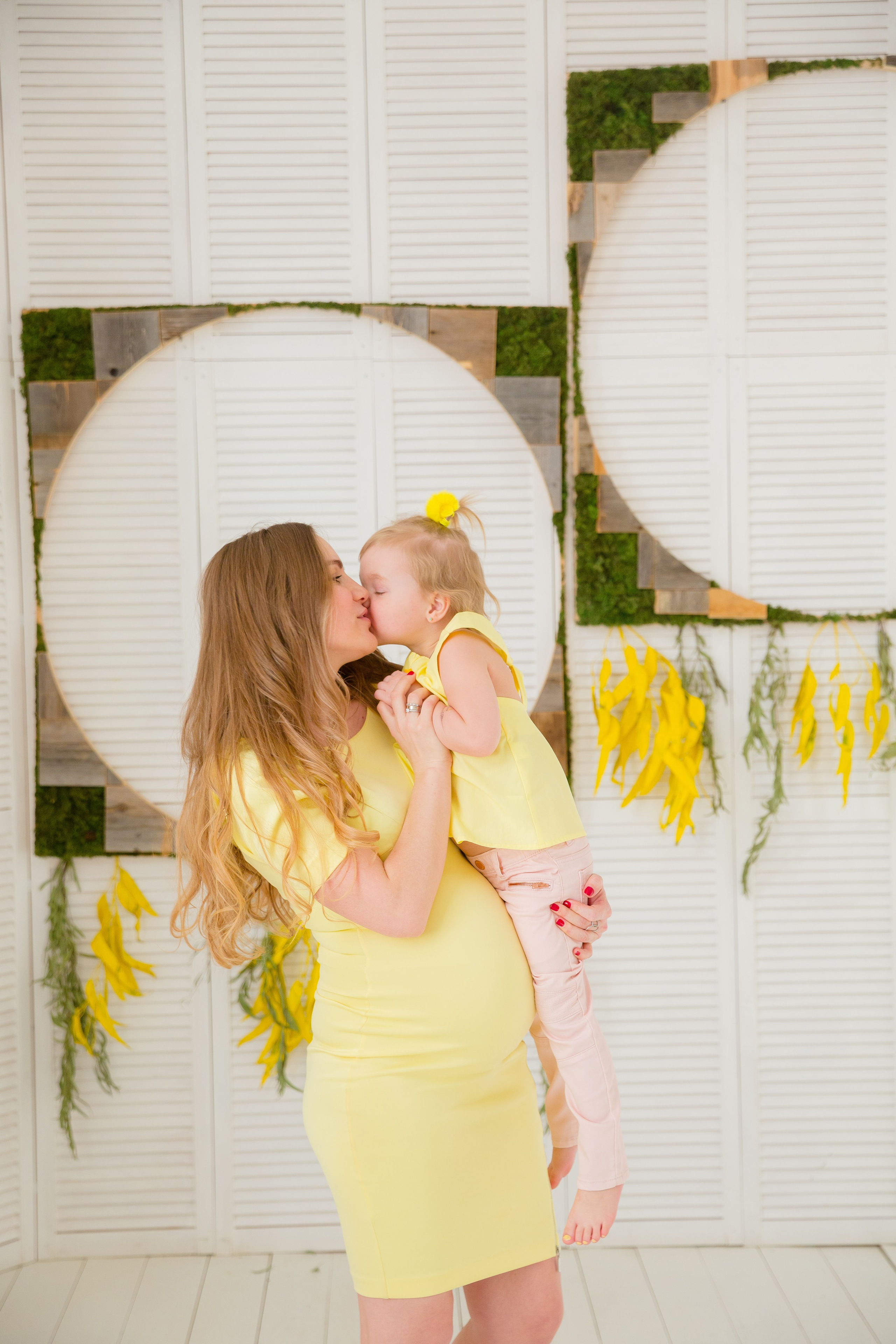 фотосессия беременности со старшими детьми в студии