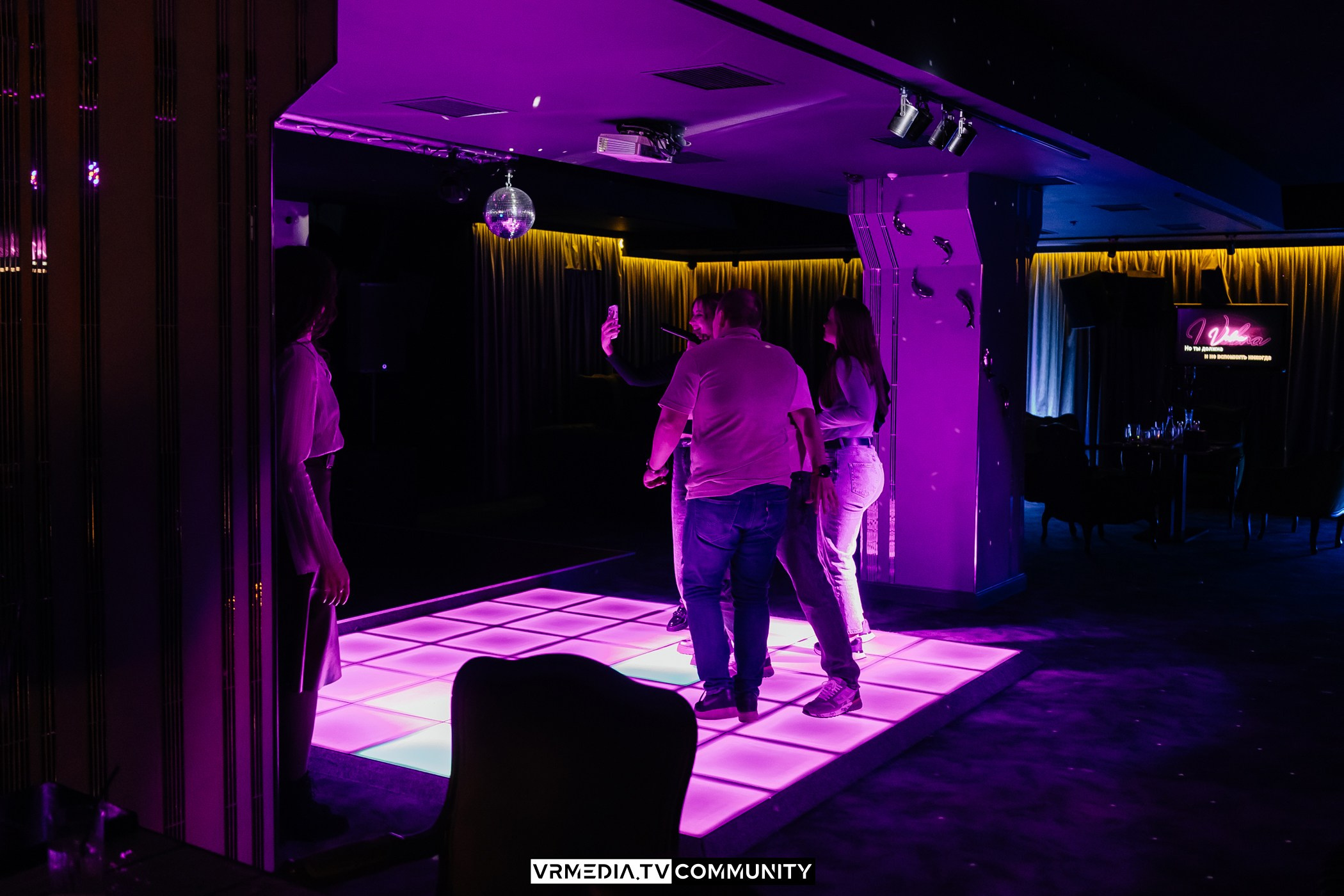 Караоке-бар «Volna»: Мир, труд, май, запевай