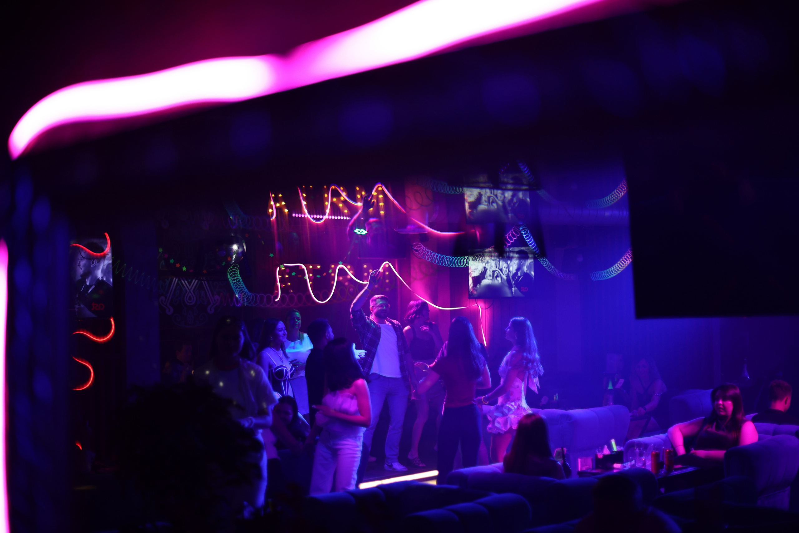 Neon Party 01.08.25. Мята Спортивная — Кальянная, караоке, бар в Минске