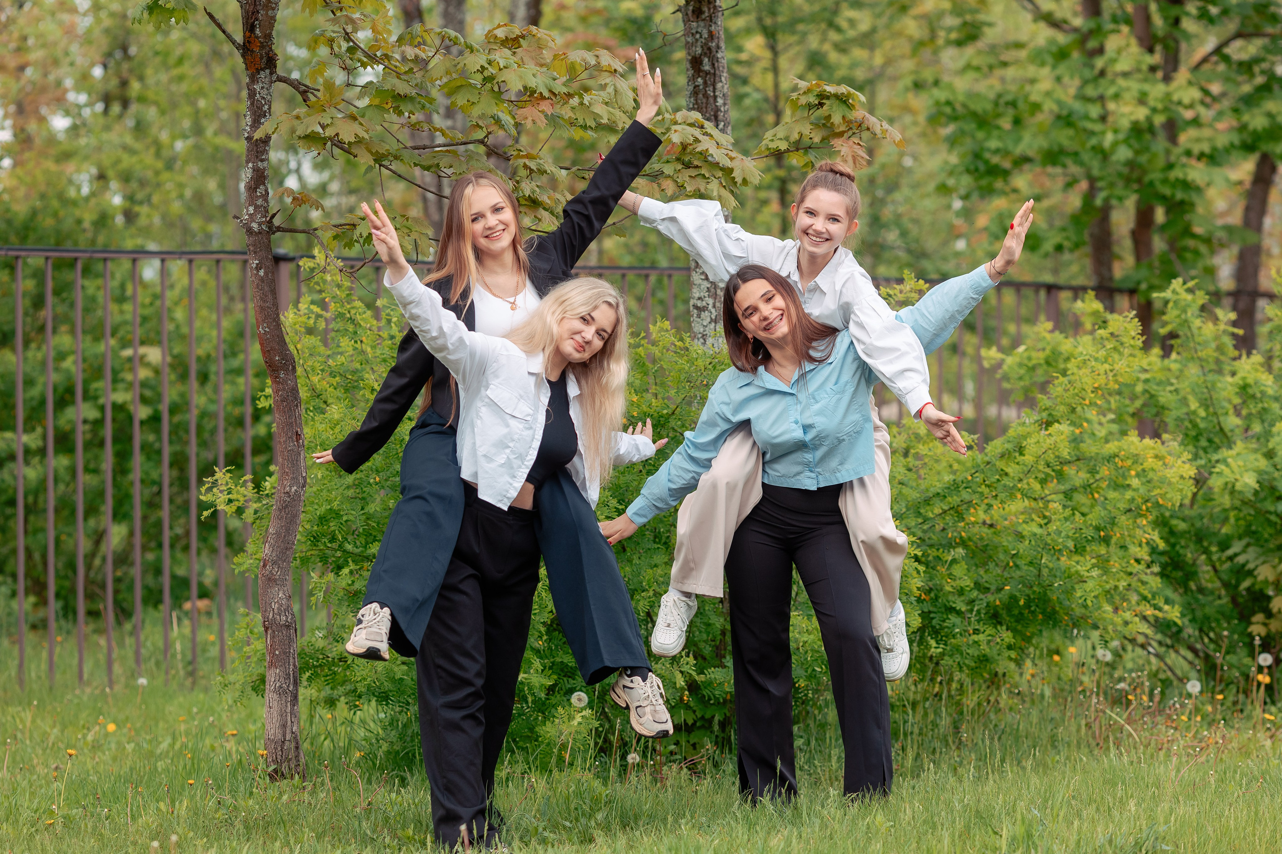 Позирование группы. Выпускные альбомы для детского сада и школы
