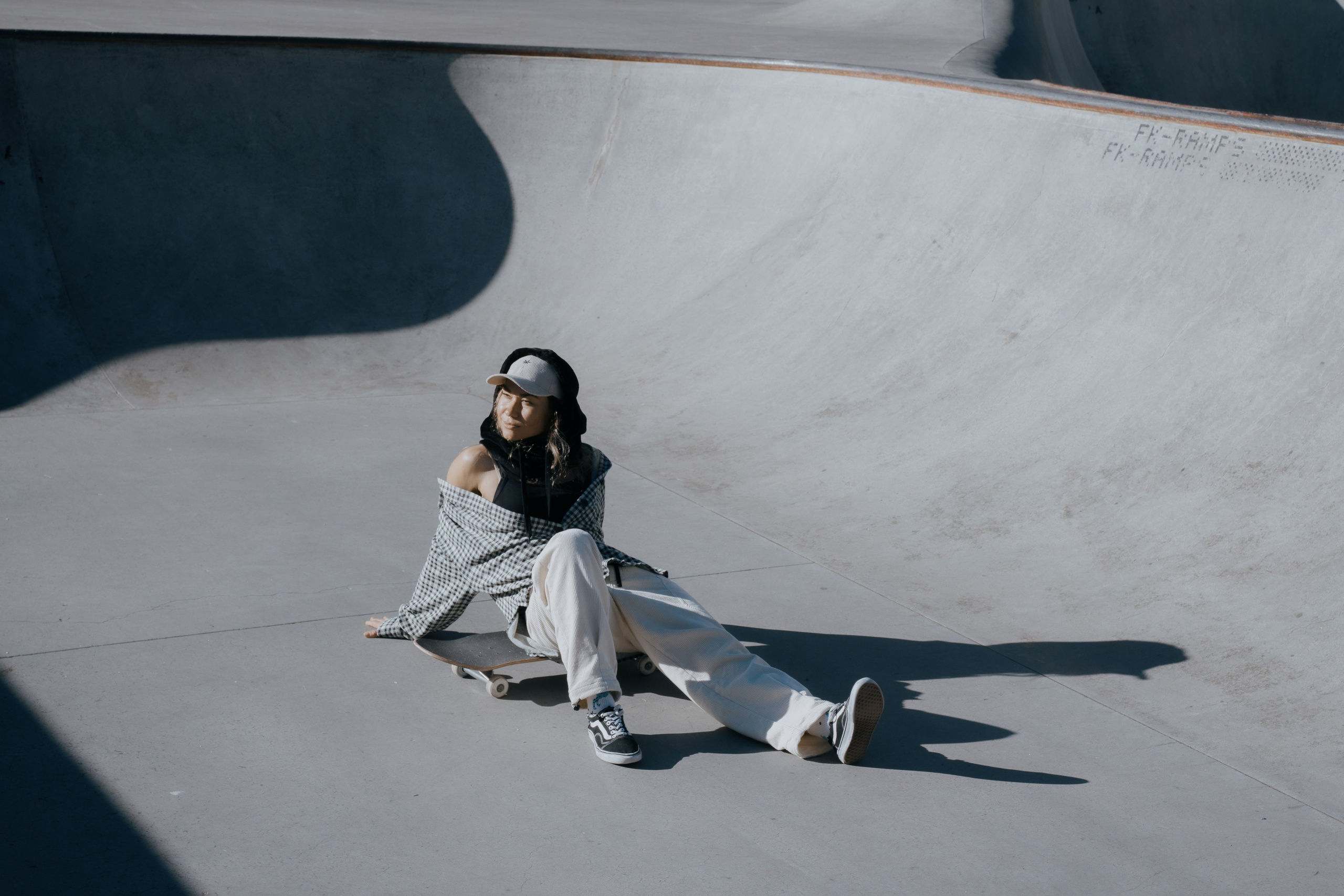 Изображена молодая девушка на свете сидя на доске