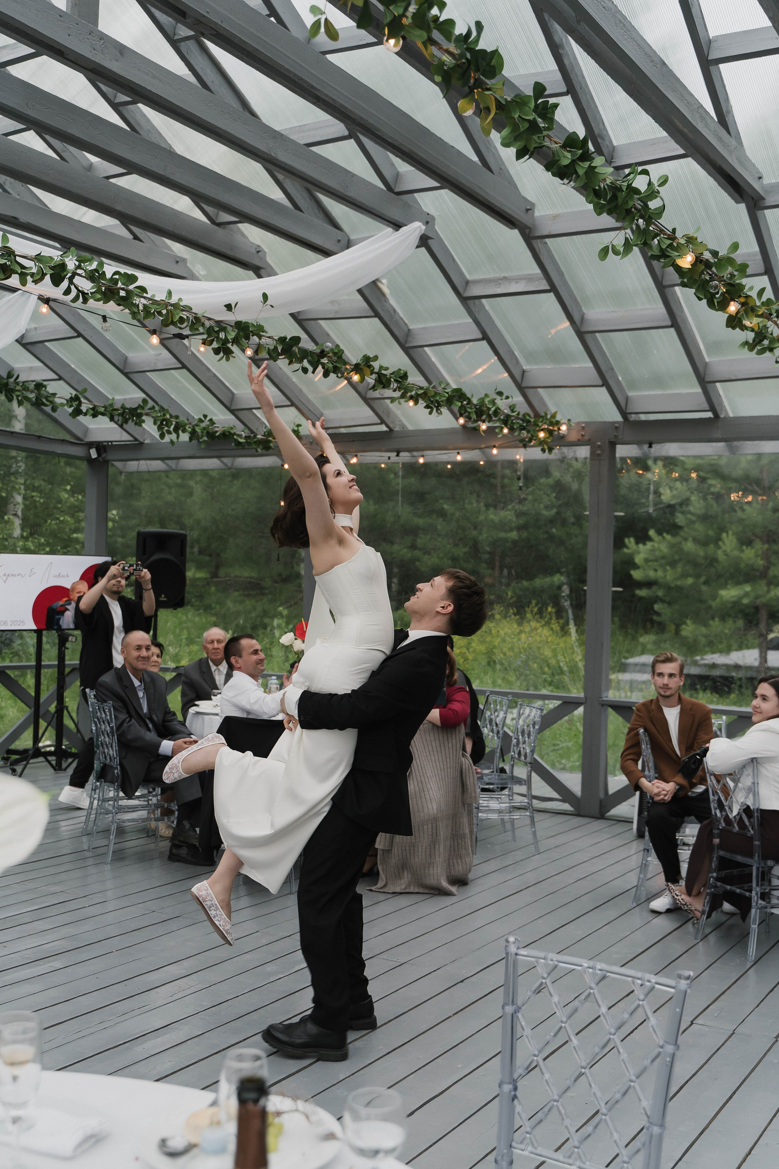 Свадебная фотография: первый танец молодожен