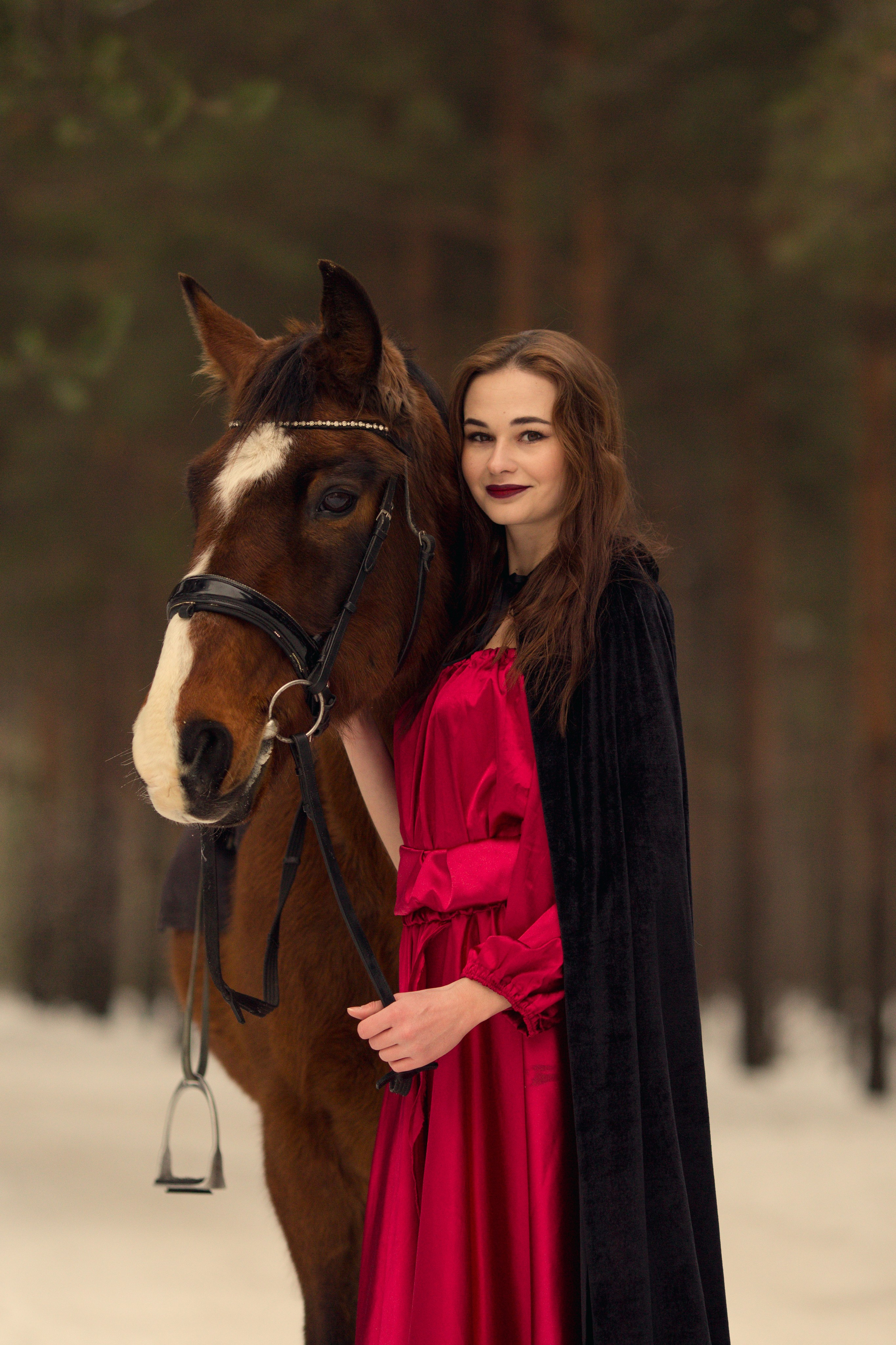 Фотосессия с лошадью в красном платье