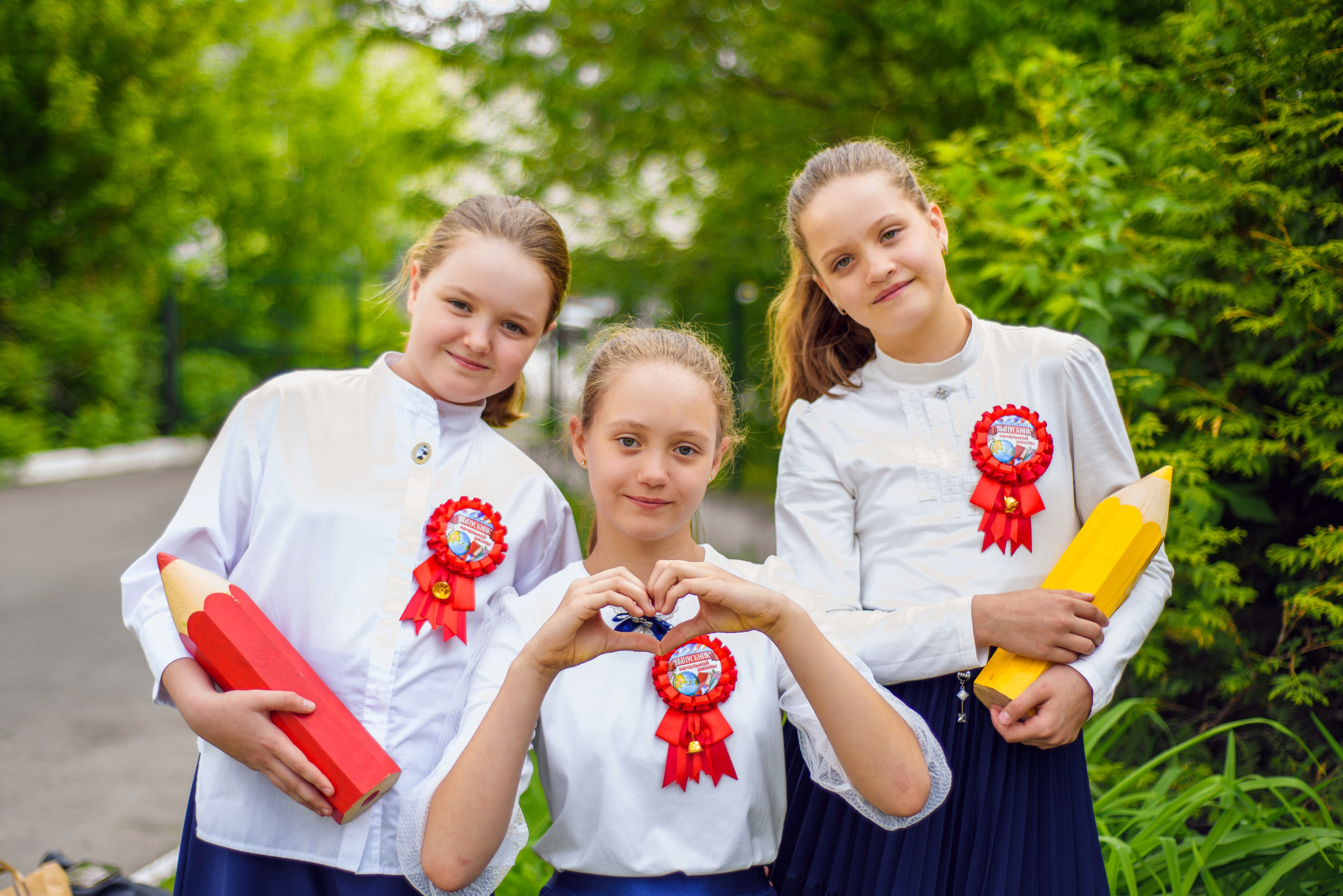 Фотосъемка в школьном саду. Фотограф. Выпускные альбомы в Барнауле