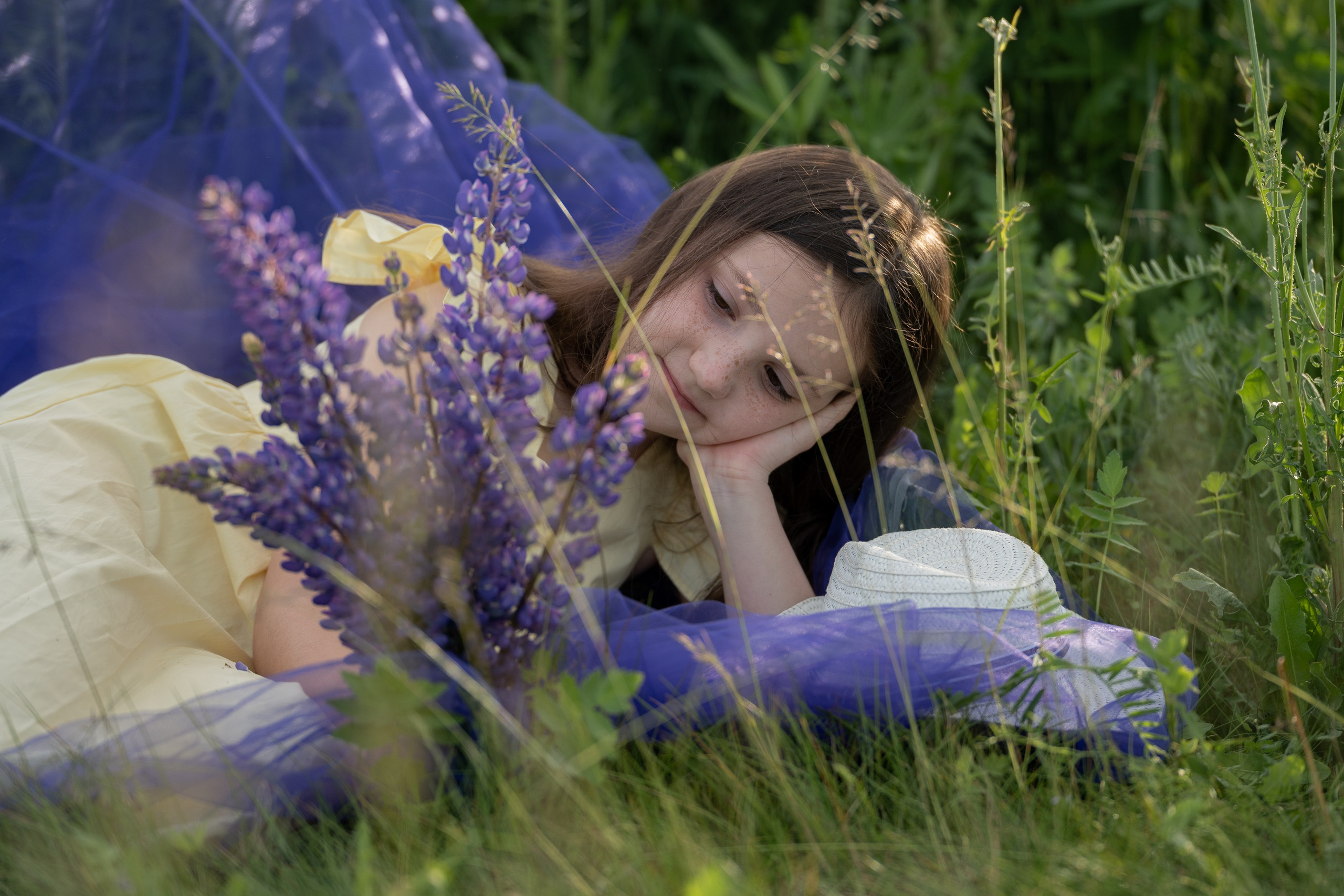 Детская фотосессия в люпинах. Портретный фотограф Олеся Владимирова в Москве