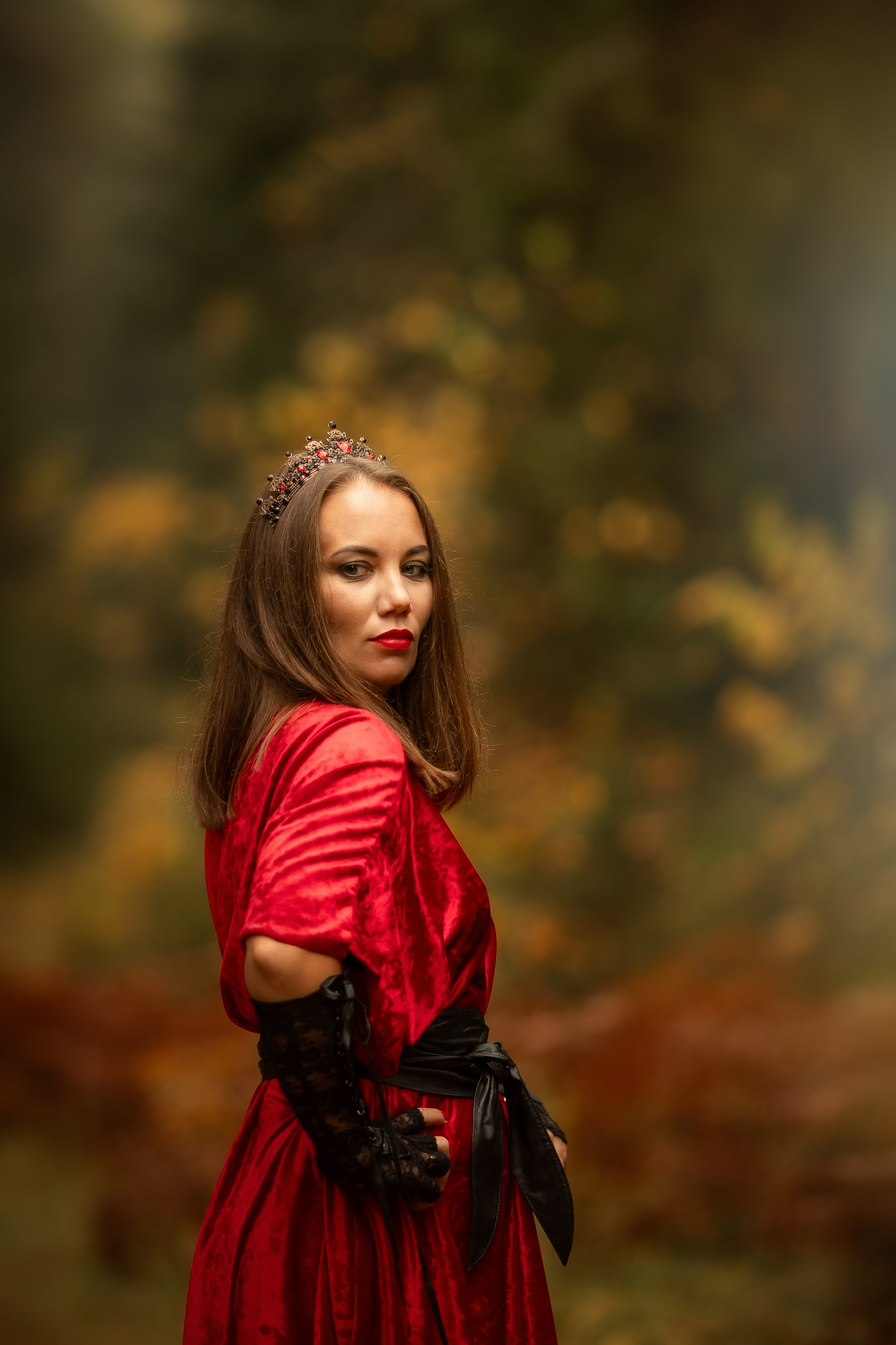 Фотопроект «Вампиры» — тёмная эстетика, осень и красный свет. Фотограф Анна Грошикова — авторская съёмка на рассвете и закате в Москве, Мытищах, Солнечногорске и Московской области