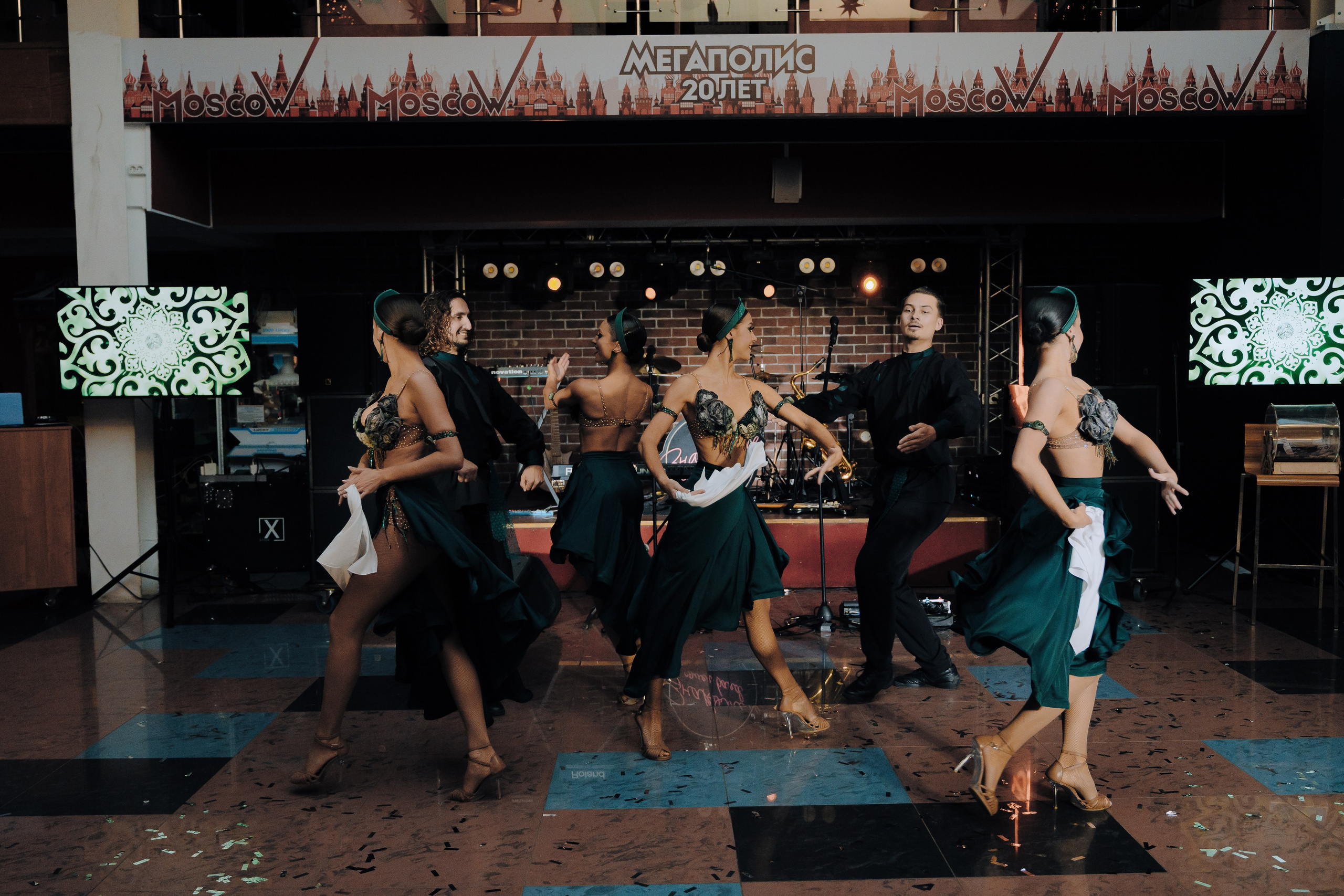 20 ЛЕТ МЕГАПОЛИС ЧЕЛЯБИНСК ХЕДЛАЙНЕР ЕЛКА. Репортажный фотограф Зуев Роман г. Челябинск